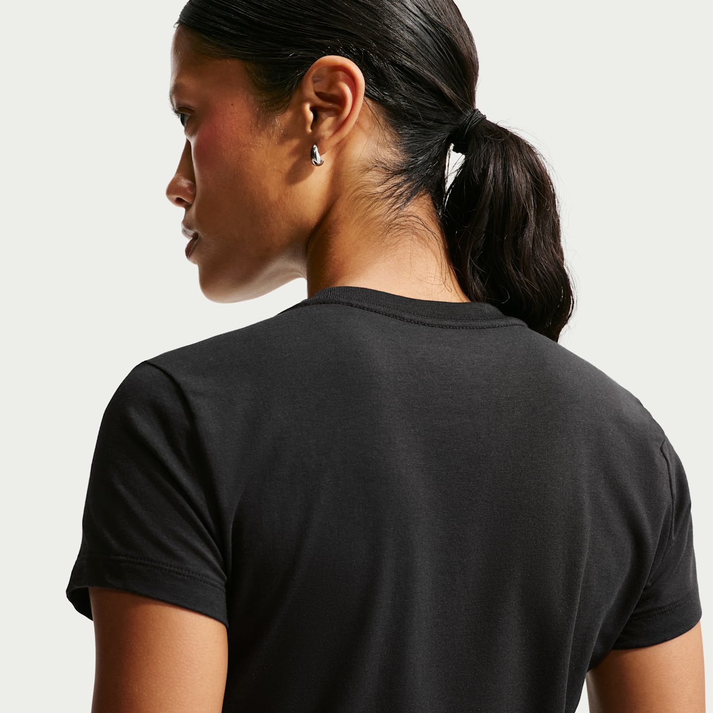 Женские футболки Nike Sportswear Chill Knit Women's Cropped T-Shirt — фото 2