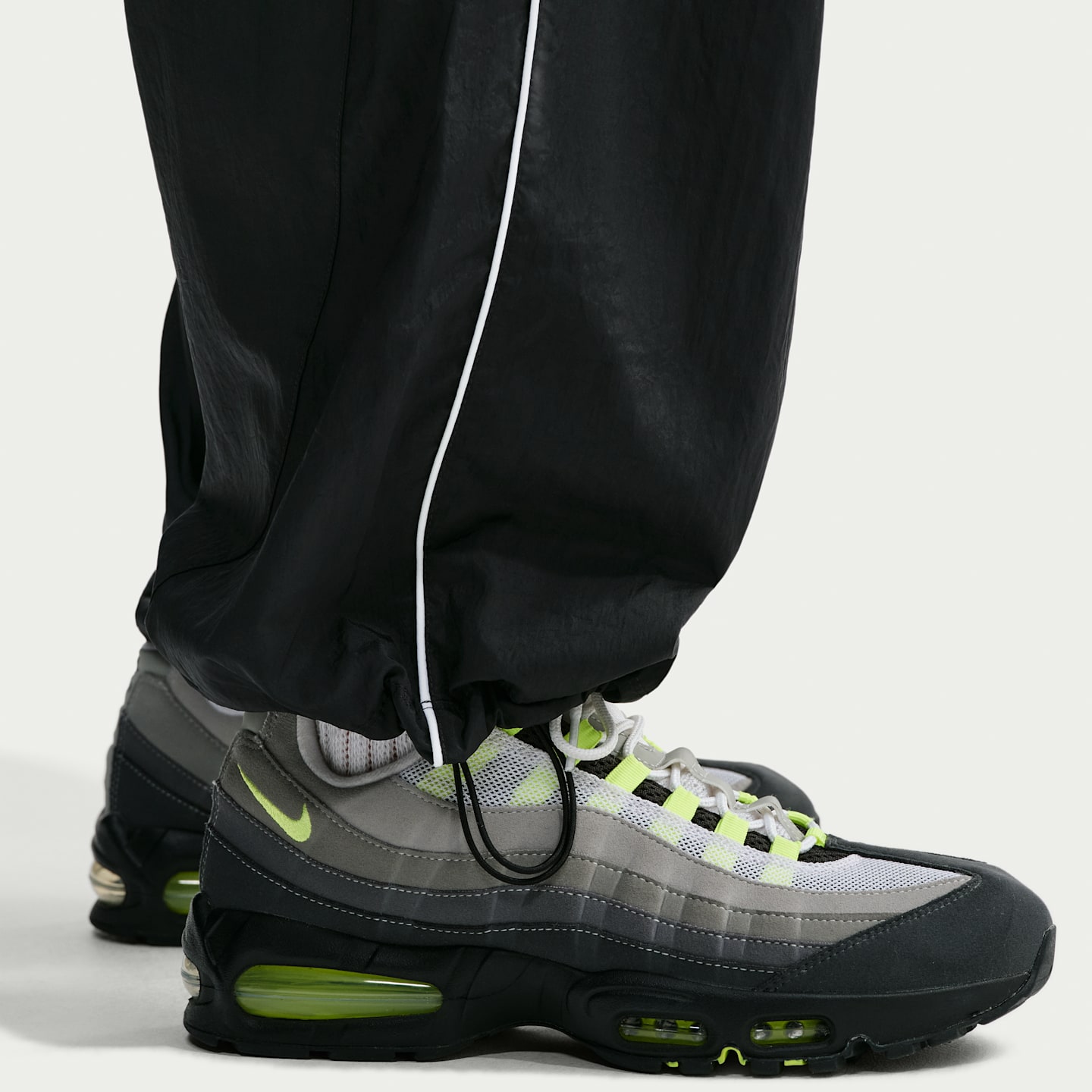 Мужские брюки Nike Air Men's Woven Track Pants — фото 6