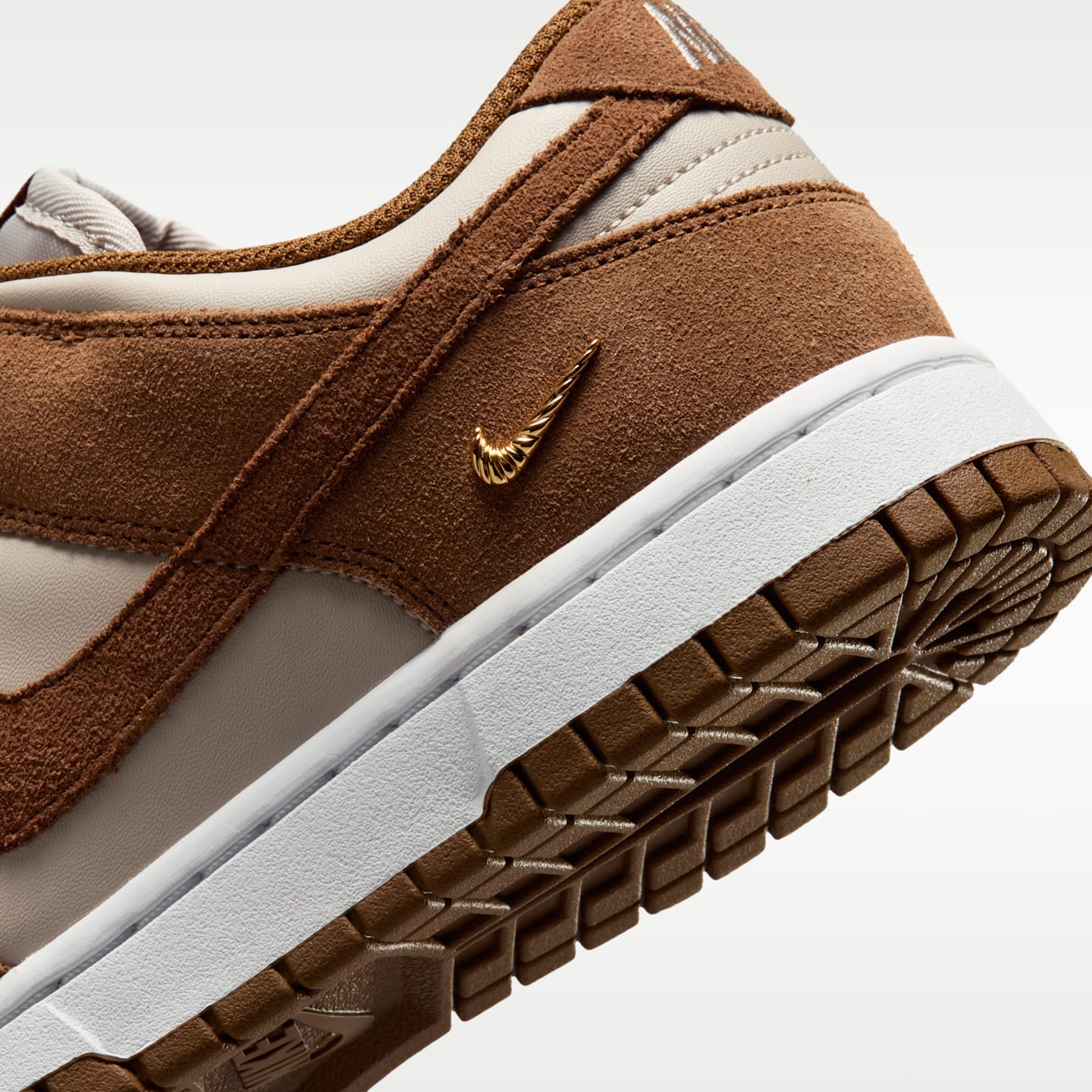 Женские кроссовки Nike Dunk Low Suede Women's Shoes — фото 8