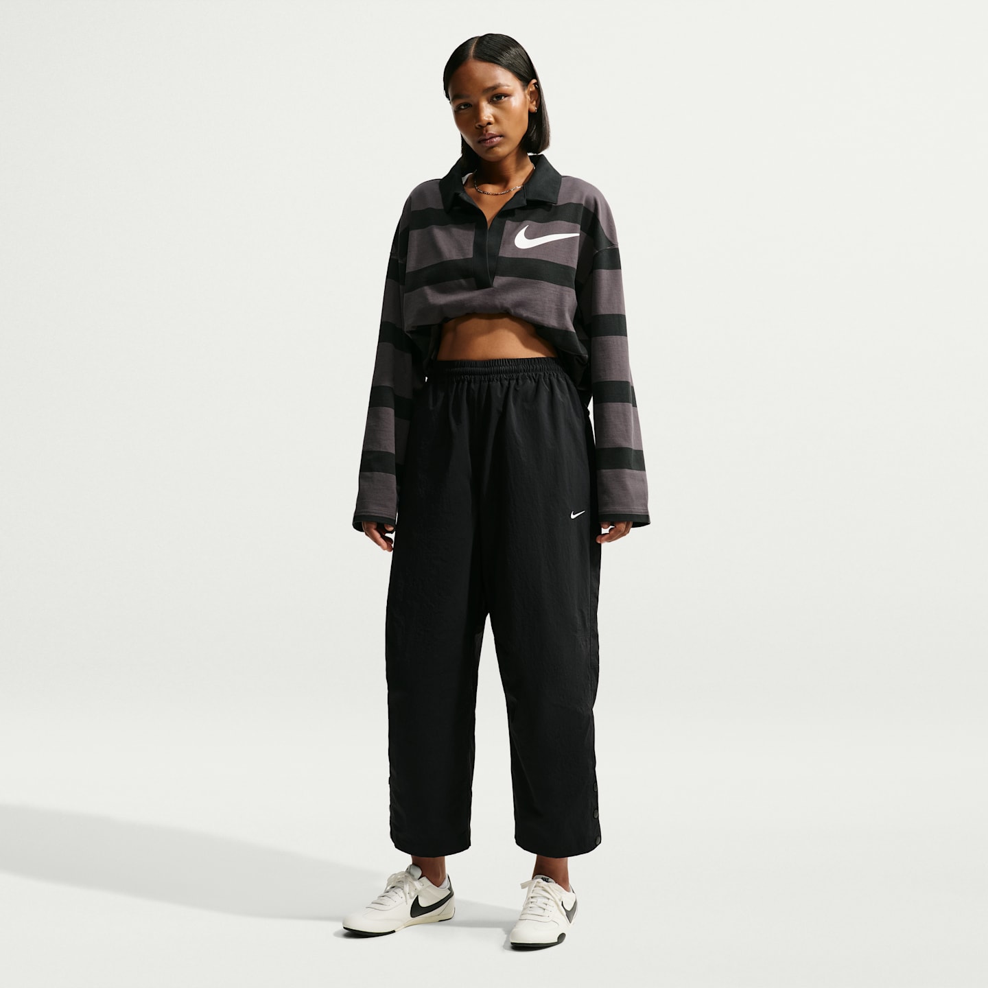 Женские брюки Nike Sportswear Women's Oversized High-Waisted Woven Pants (Plus Size) — фото 1