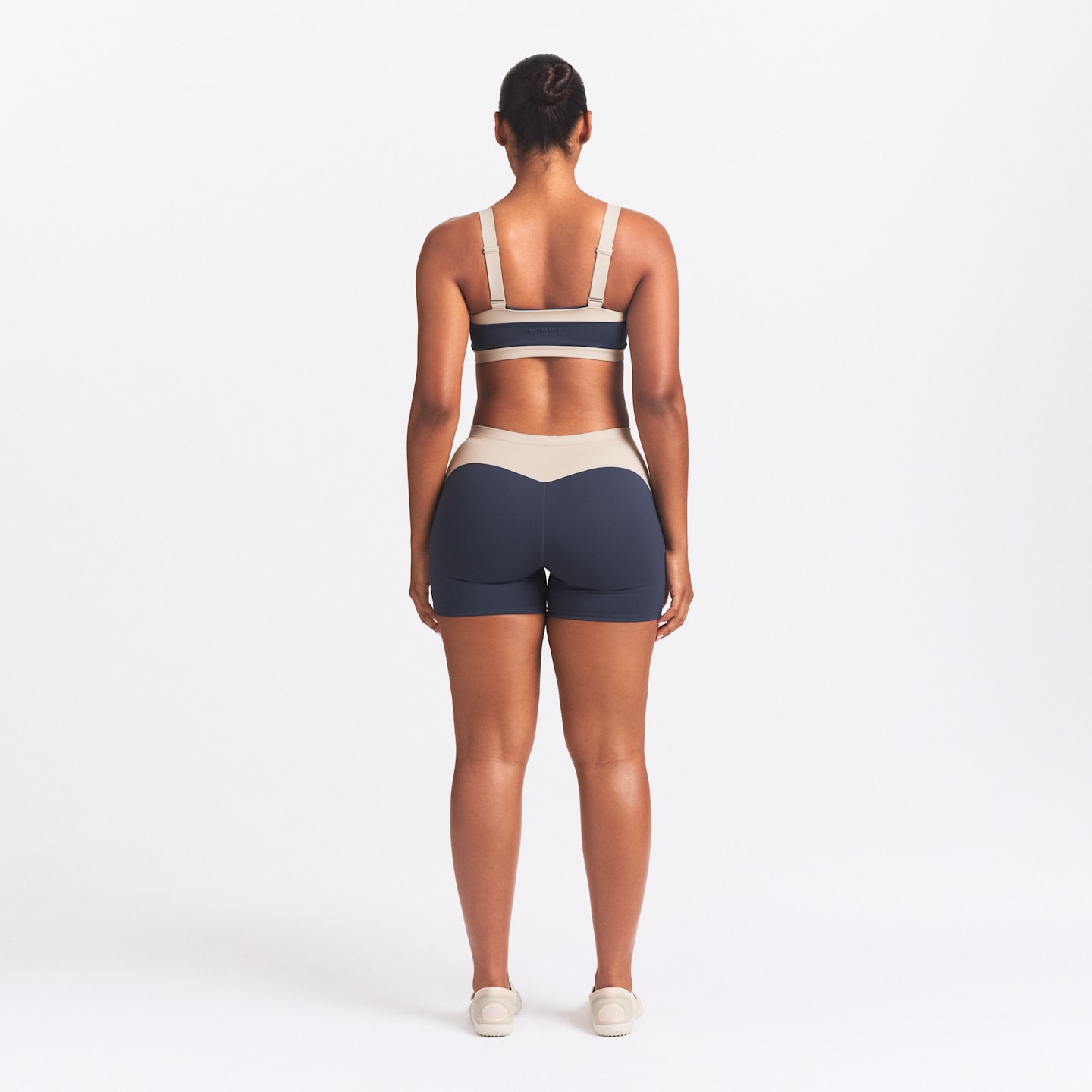 Женские шорты Nike NikeSKIMS Matte Shine Mix Women's 5" Shorts — фото 5