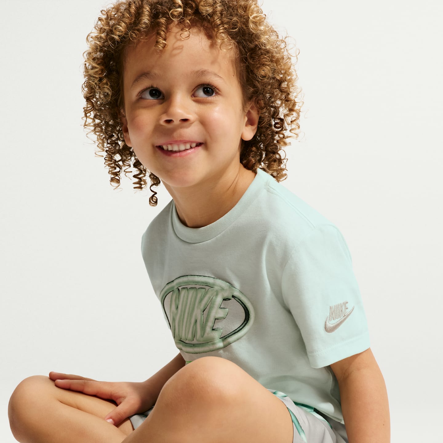 Детские брюки Nike Sportswear Club Toddler 2-Piece Floatie T-Shirt and Shorts Set — фото 6