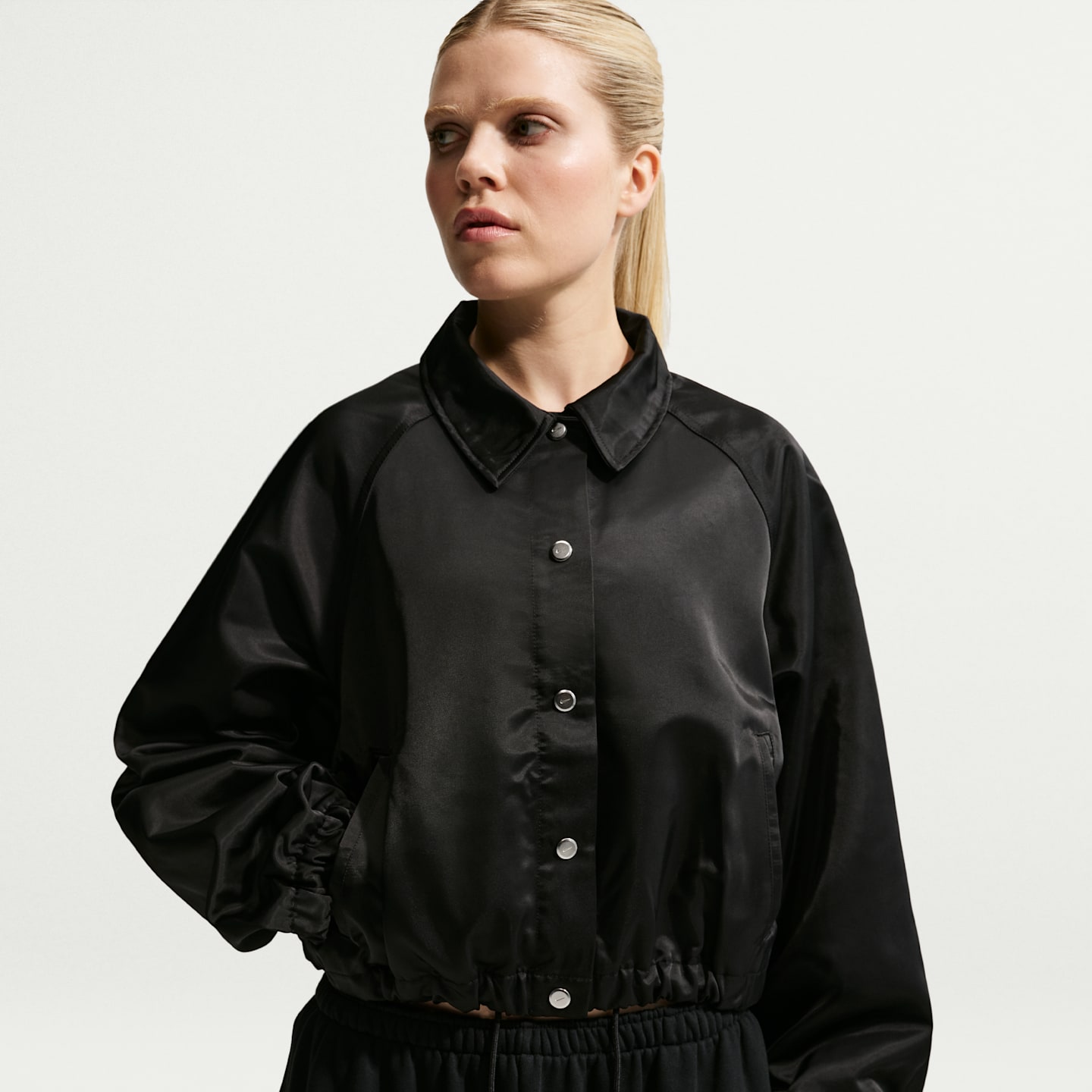 Женские куртки Nike Sportswear Women's Oversized Satin Coaches Jacket — фото 1