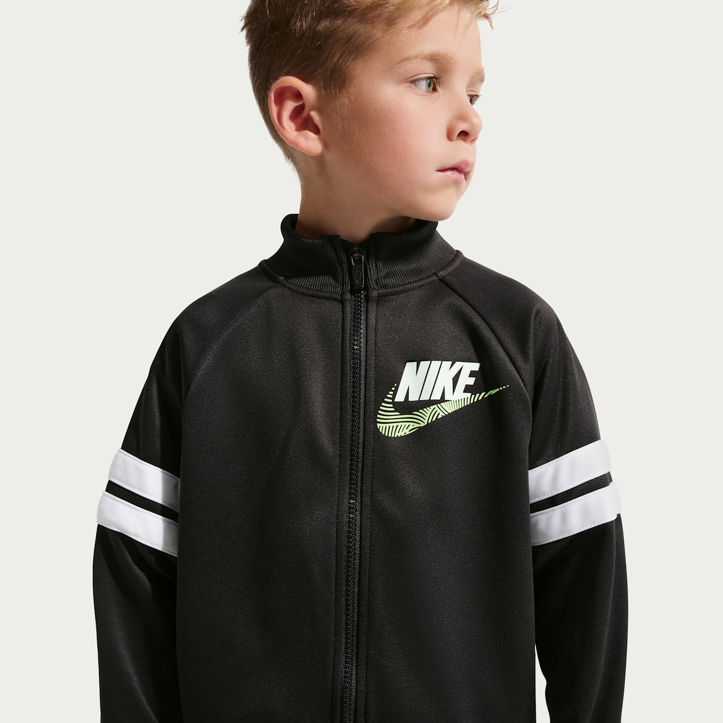 Детские кроссовки Nike Sportswear In The Zone Little Kids' Dri-FIT 2-Piece Oversized Track Set — фото 2