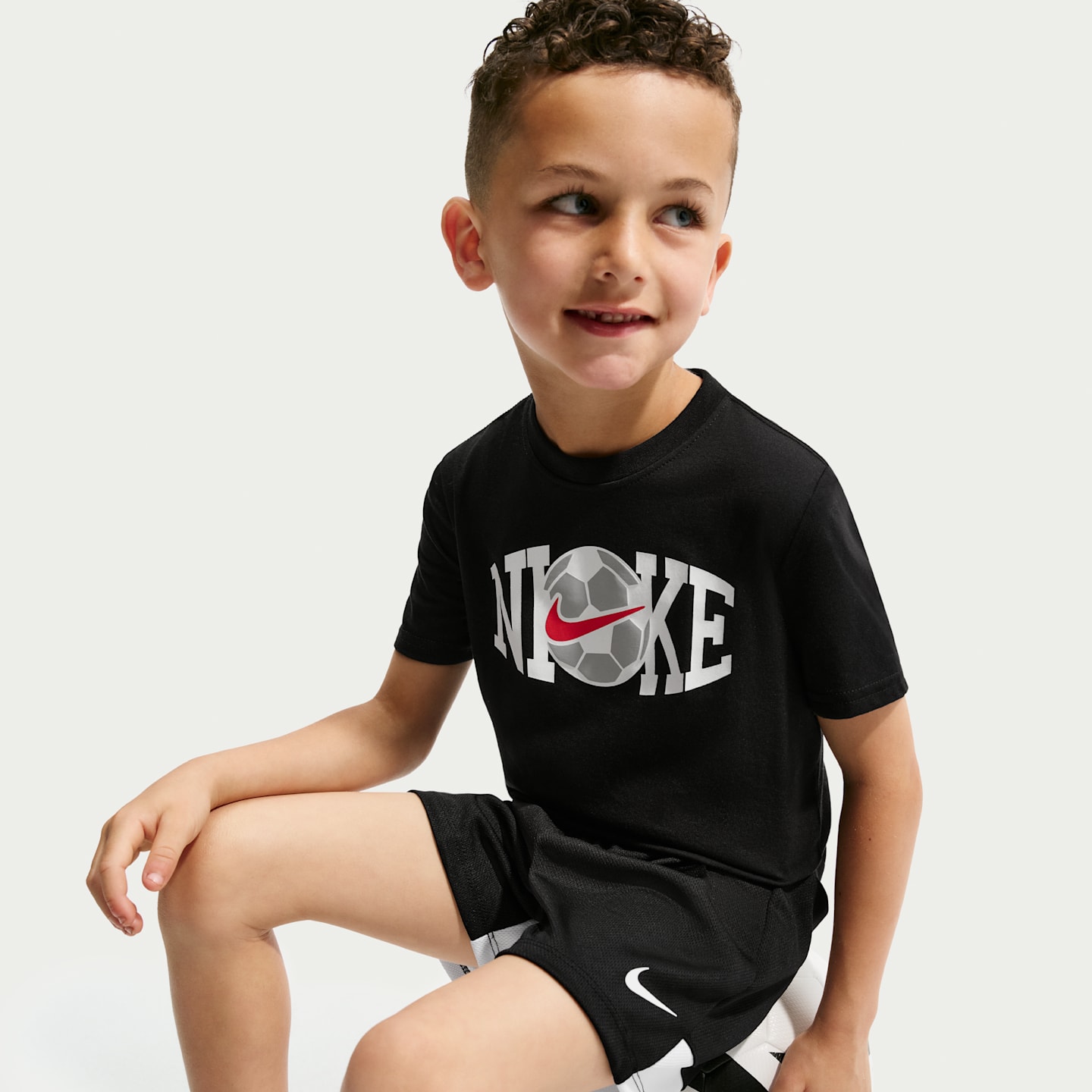 Детские брюки Nike Little Kids' Soccer Graphic T-Shirt and Shorts Set — фото 6