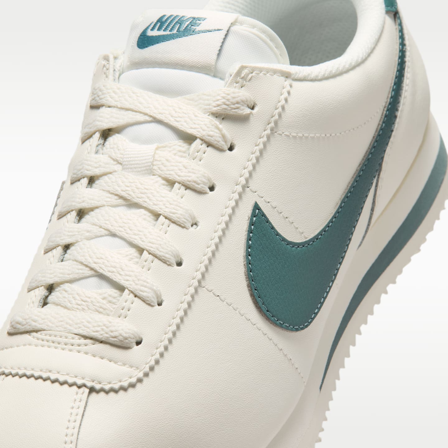 Женские кроссовки Nike Cortez Leather Women's Shoes — фото 7