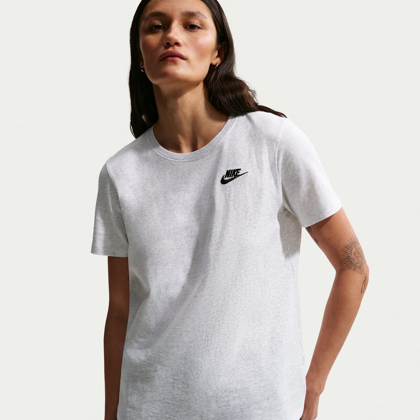 Женские футболки Nike Sportswear Club Essentials Women's T-Shirt — фото 1
