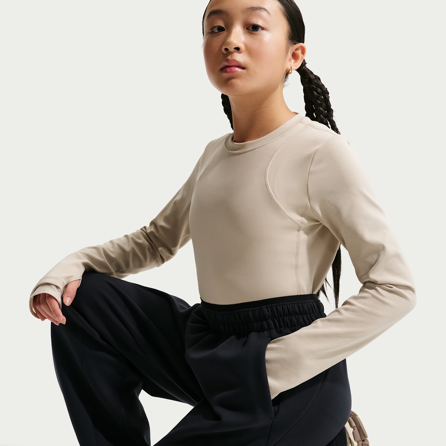 Детские брюки Nike Mavn Girls' Therma-FIT High-Waisted Knit Pants — фото 4