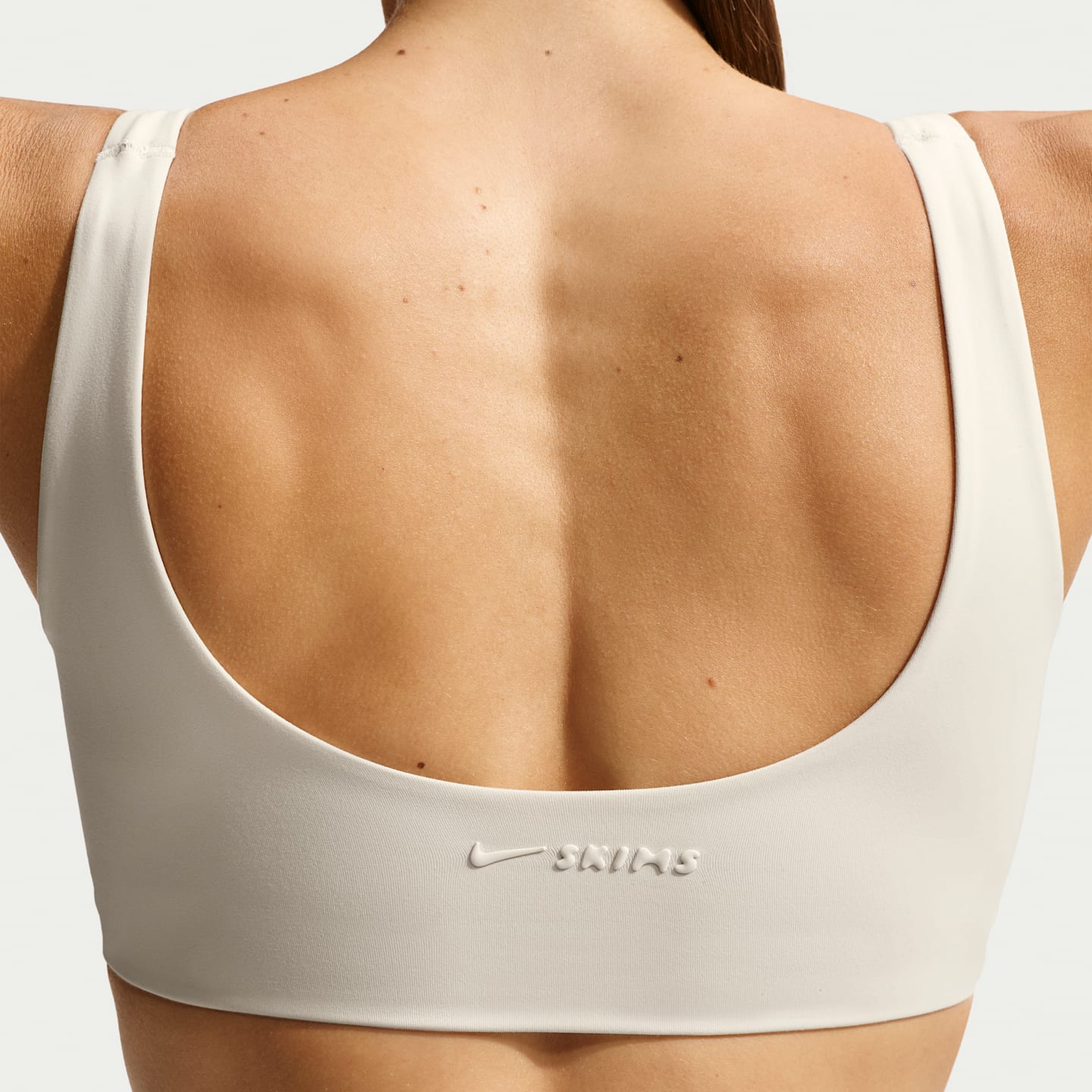 Женские спортивные бра Nike NikeSKIMS Matte Women's Scoop-Neck Bra — фото 6