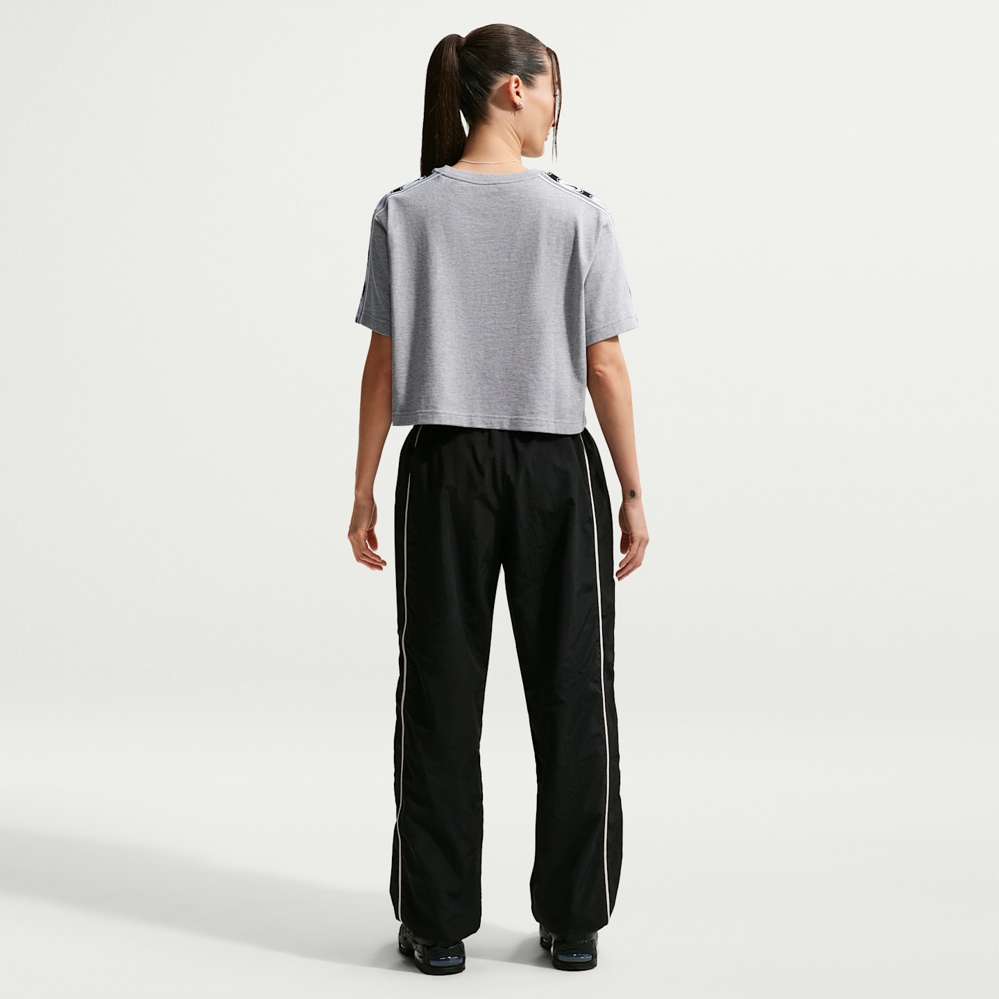 Женские футболки Nike Sportswear Classic Women's Loose Cropped T-Shirt — фото 5