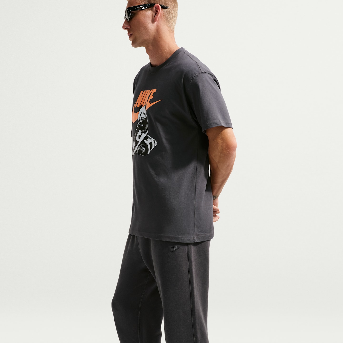 Мужские брюки Nike Sportswear Club Men's Washed Cuffed Fleece Pants — фото 4