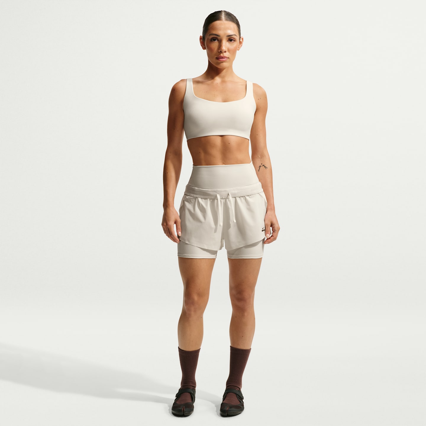 Женские спортивные бра Nike NikeSKIMS Matte Women's Scoop-Neck Bra — фото 4