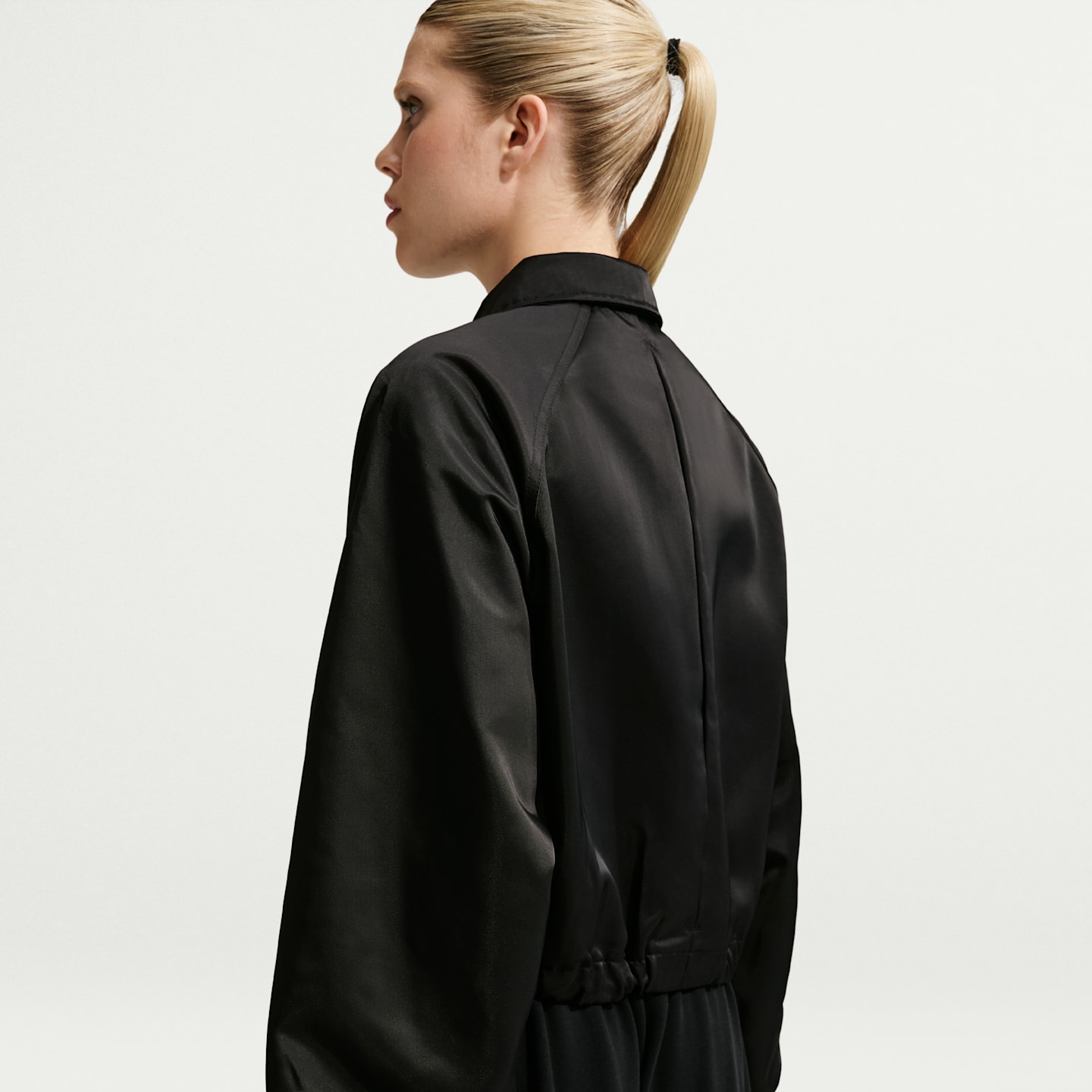 Женские куртки Nike Sportswear Women's Oversized Satin Coaches Jacket — фото 2