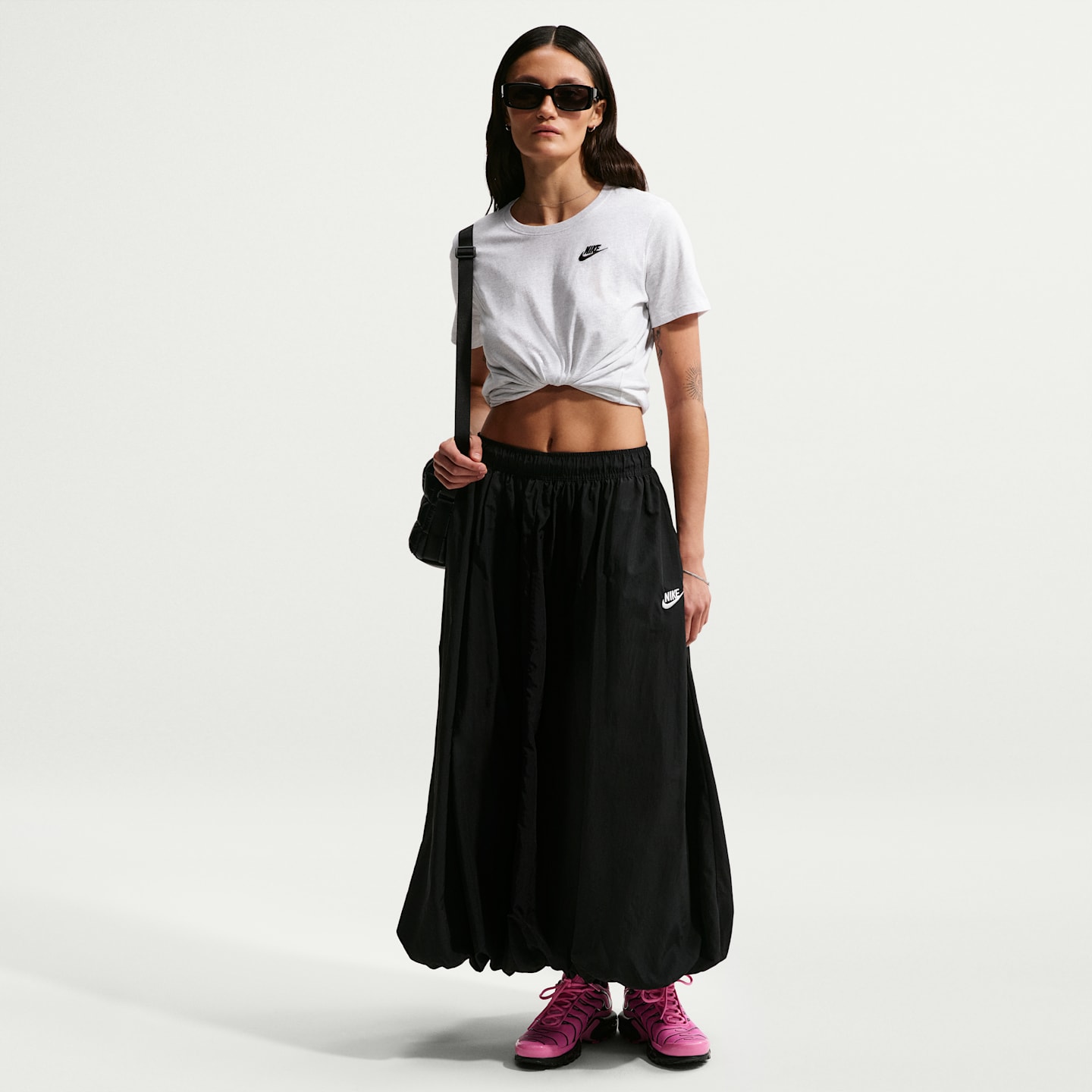 Женские футболки Nike Sportswear Club Essentials Women's T-Shirt — фото 4