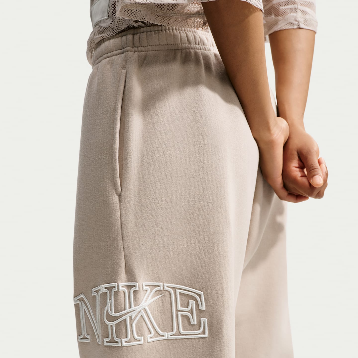 Женские брюки Nike Studio Fleece Medium Weight "Graphic Pack" Women's Oversized Cuffed Logo Pants — фото 3