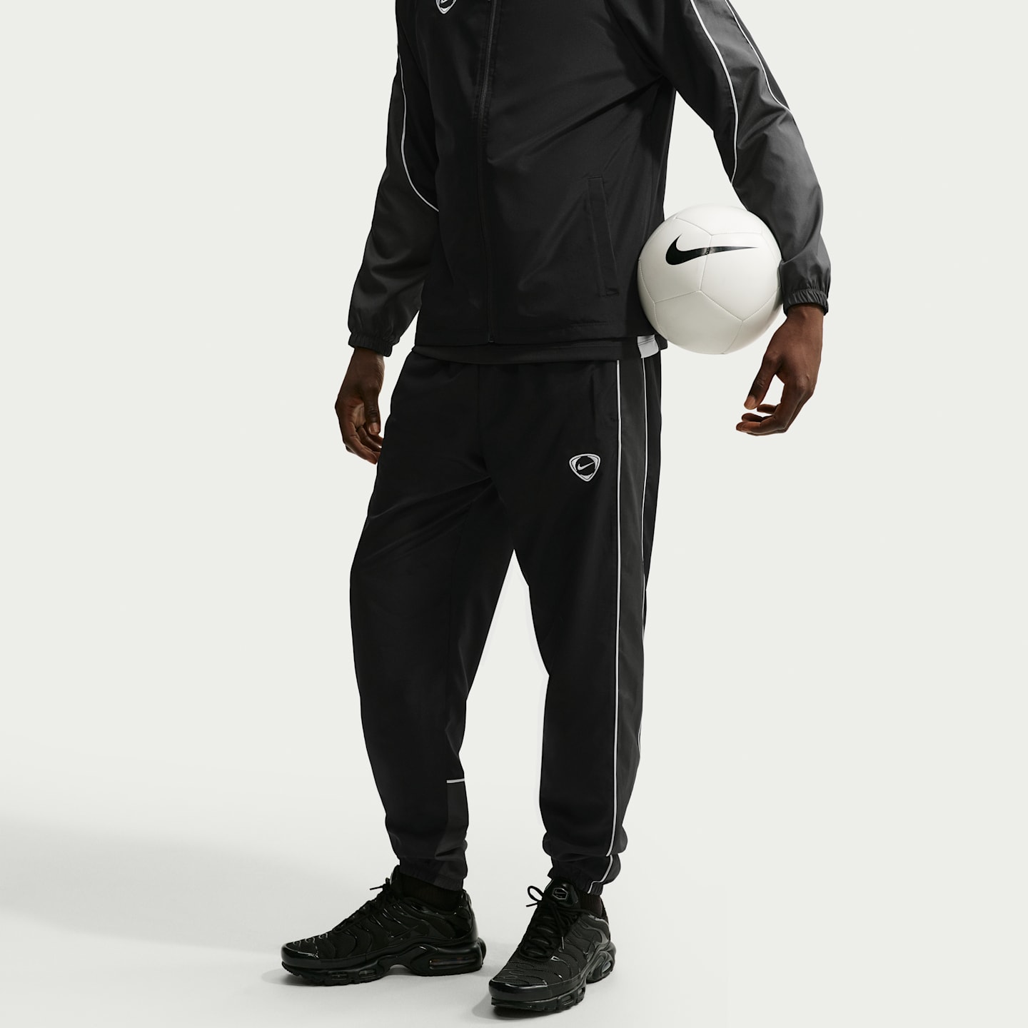 Мужские брюки Nike Academy+ Men's Repel Soccer Woven Pants — фото 2