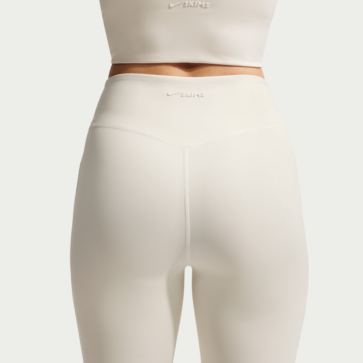 Женские леггинсы Nike NikeSKIMS Matte Women's High-Waisted Cropped 17" Leggings — фото 3