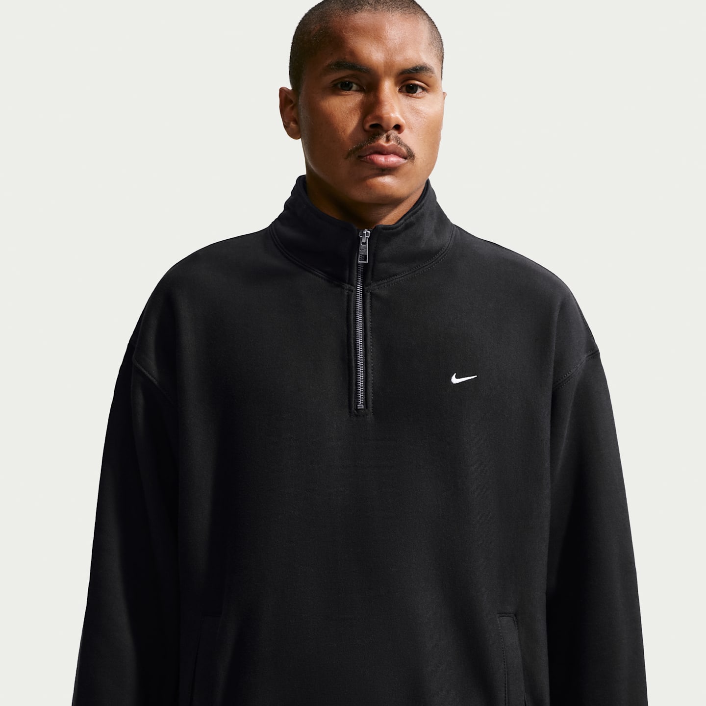 Мужские свитеры Nike Solo Swoosh Men's Fleece Quarter-Zip Top — фото 1