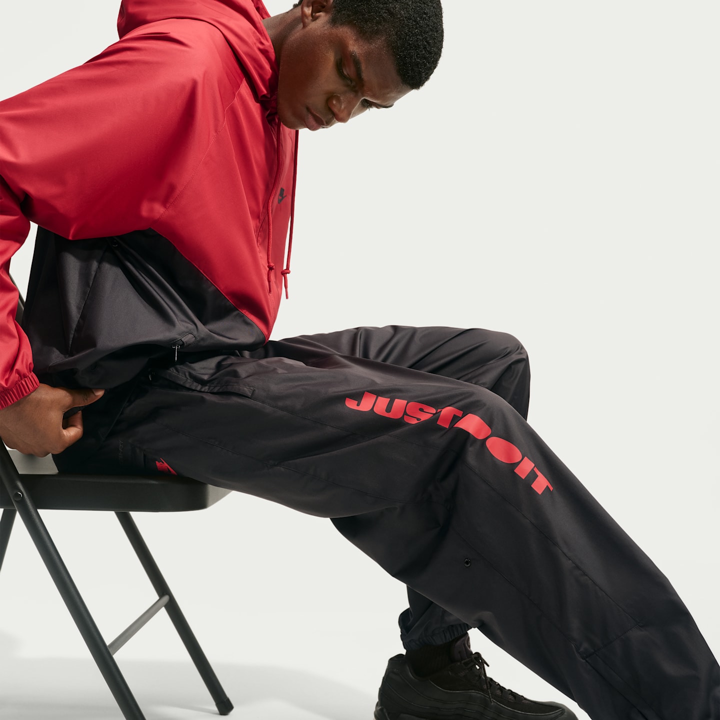 Мужские брюки Nike Windrunner Men's Storm-FIT Graphic Pants — фото 4