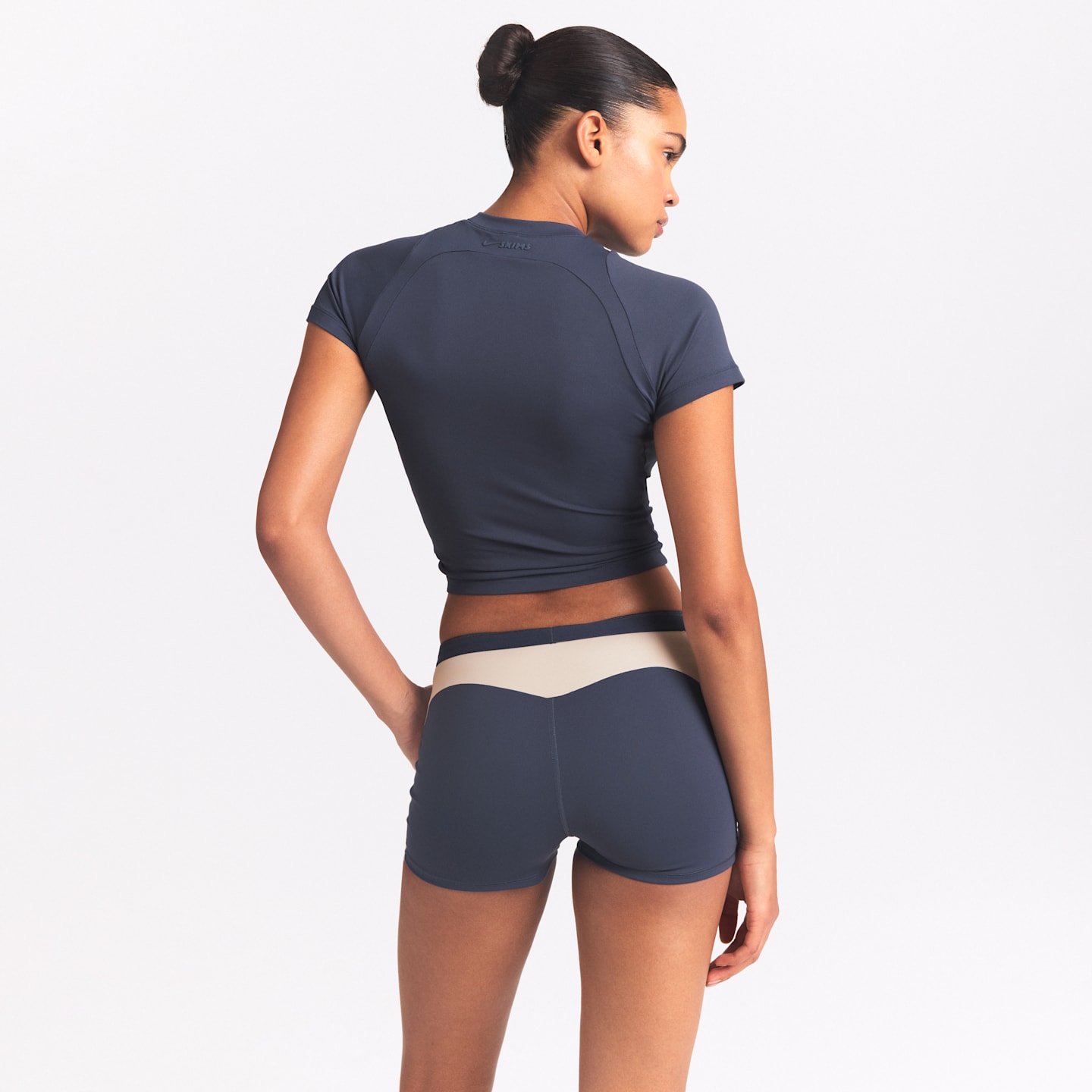Женские шорты Nike NikeSKIMS Matte Shine Mix Women's 2" Shorts — фото 5
