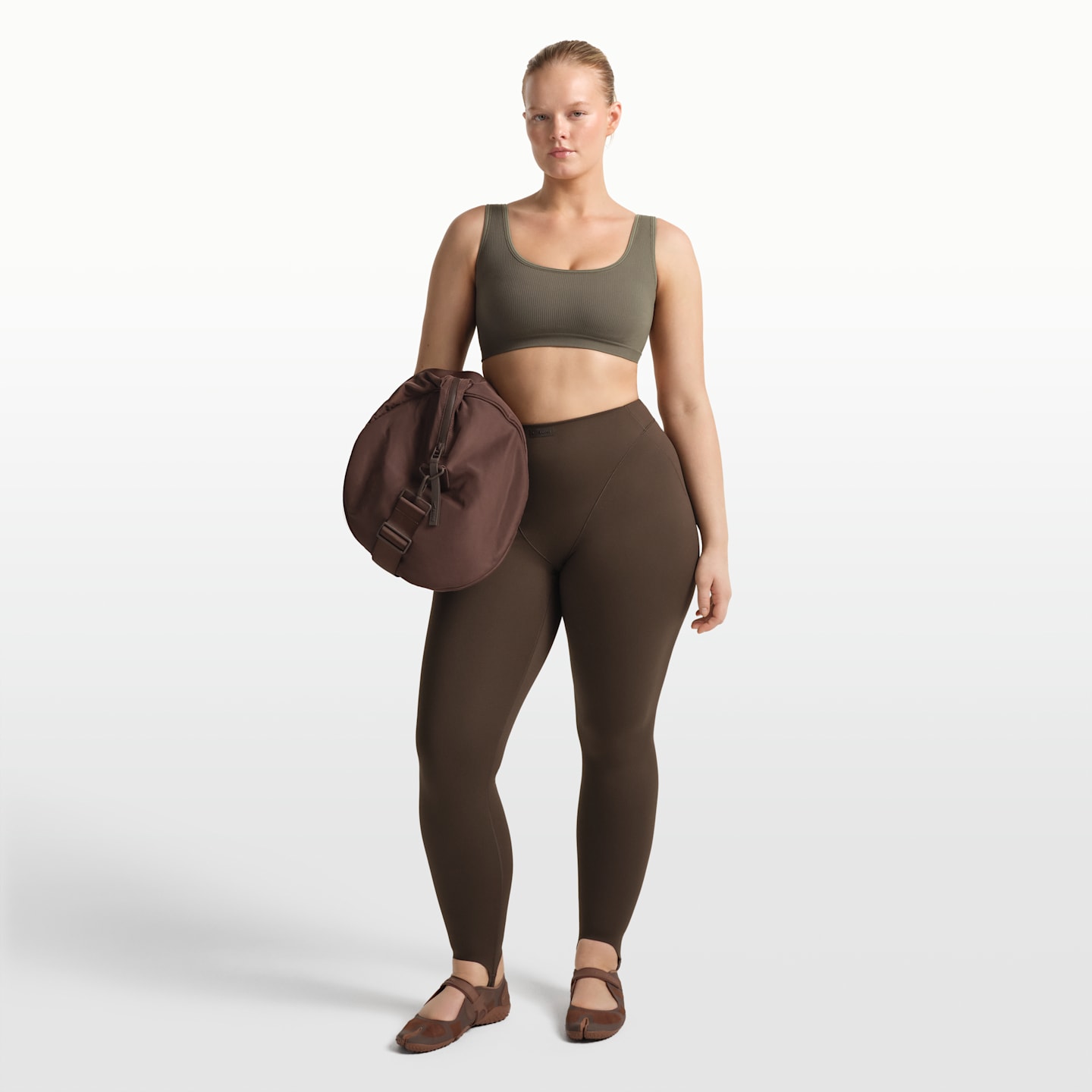 Женские спортивные бра Nike NikeSKIMS Ribbed Seamless Women's Scoop Bra — фото 4