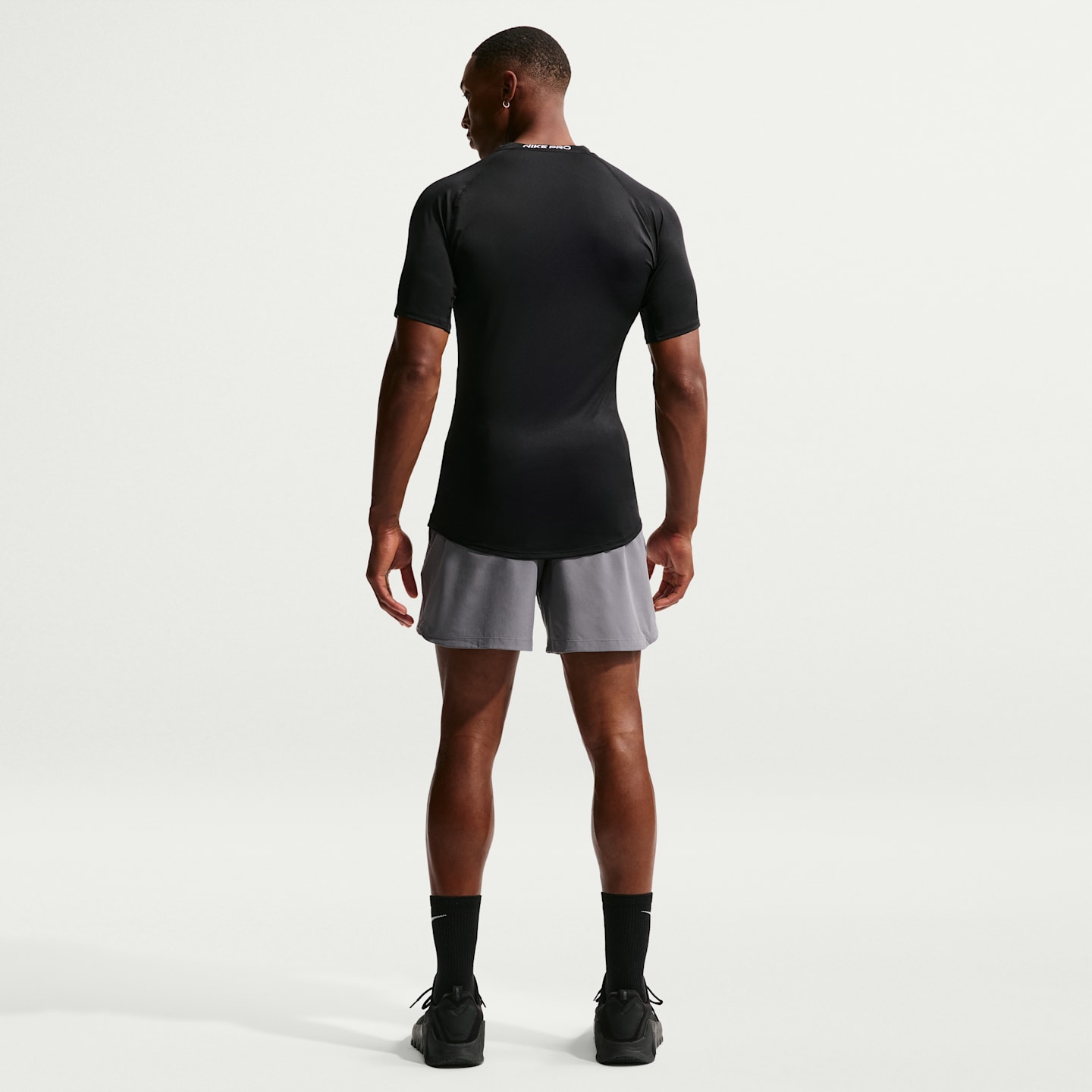 Мужские брюки Nike Pro Men's Dri-FIT Tight Short-Sleeve Fitness Top — фото 5