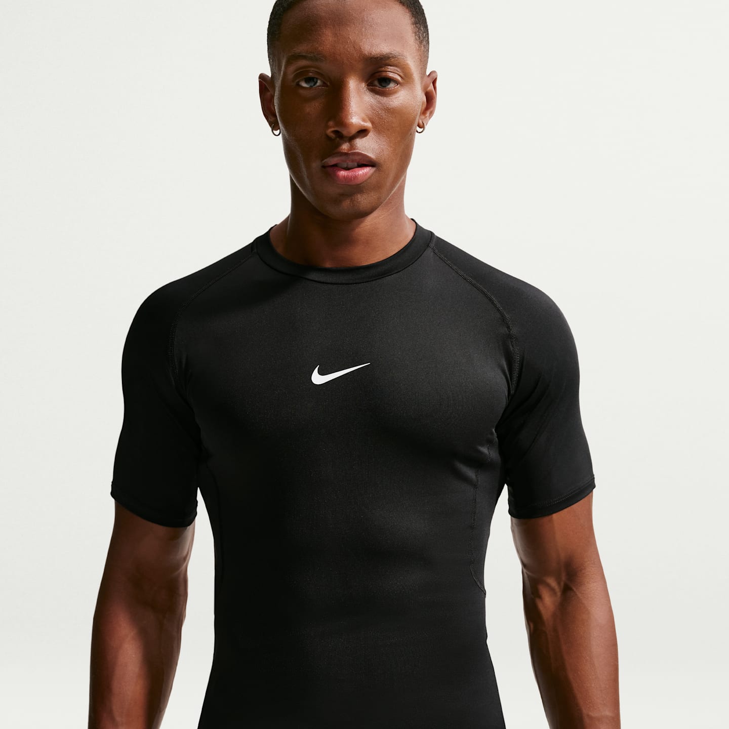 Мужские брюки Nike Pro Men's Dri-FIT Tight Short-Sleeve Fitness Top — фото 1