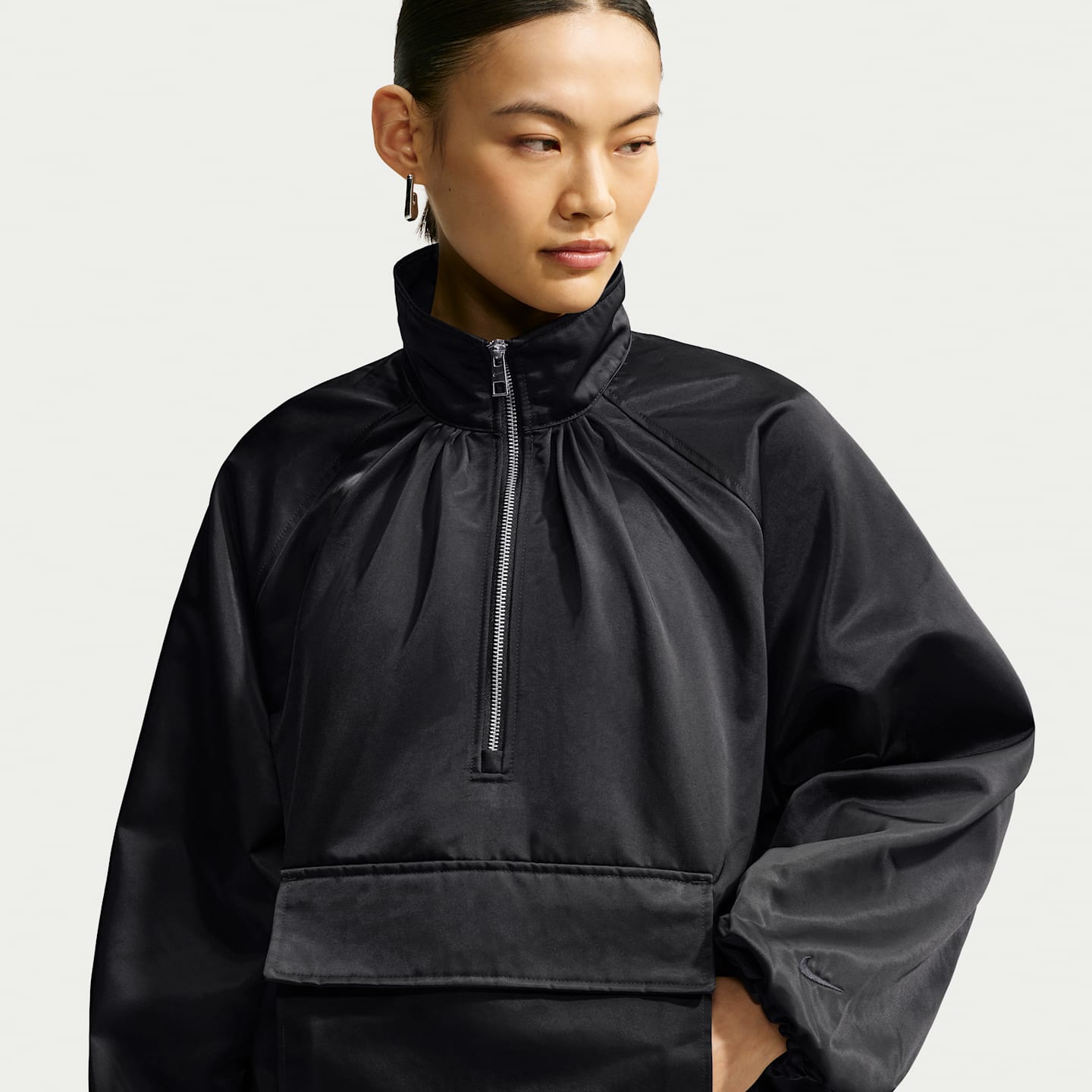 Женские свитеры Nike Sportswear Women's Satin 1/4-Zip Anorak — фото 1
