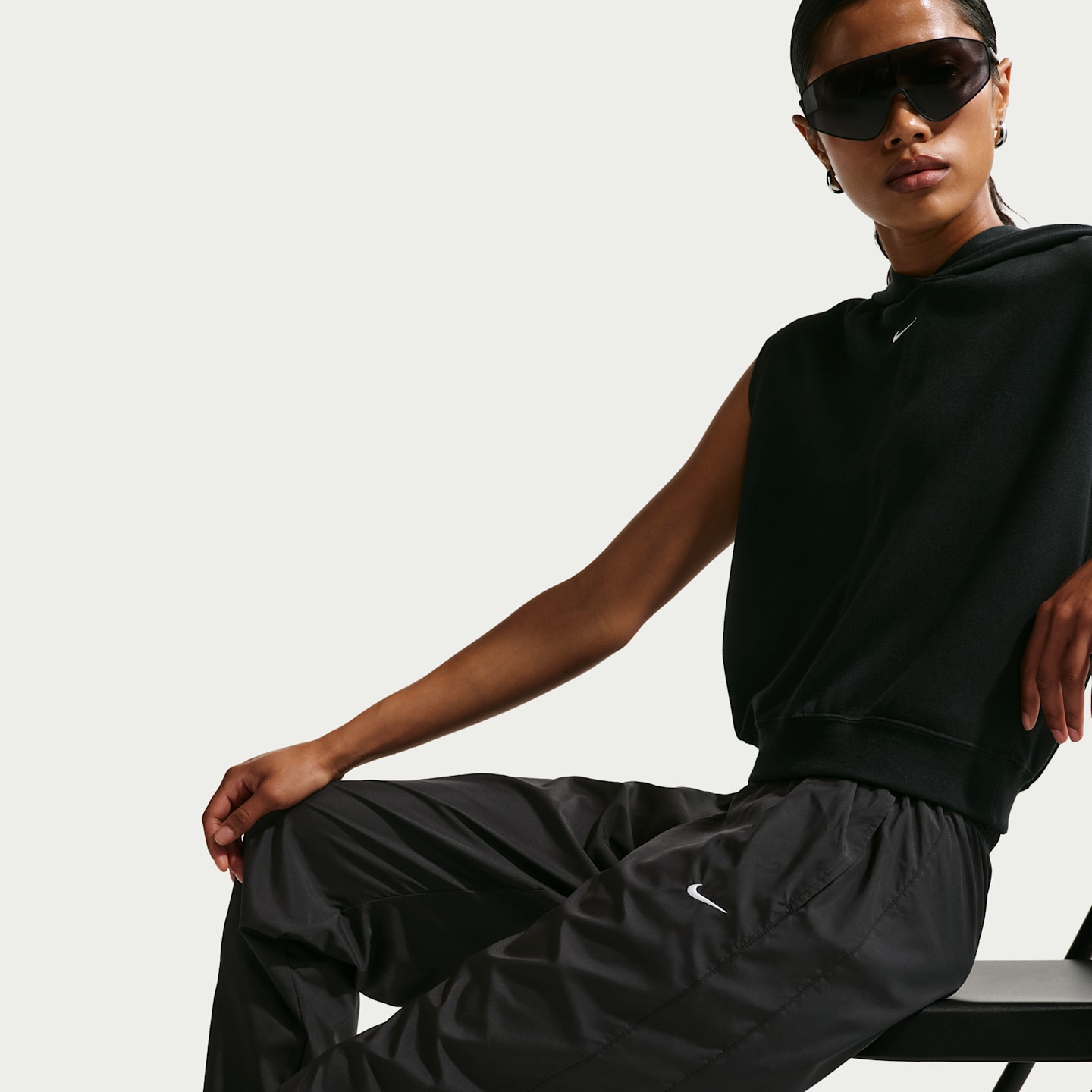 Женские брюки Nike Sportswear Classic Wovens Women's UV Protection Mid-Rise Loose Joggers — фото 4