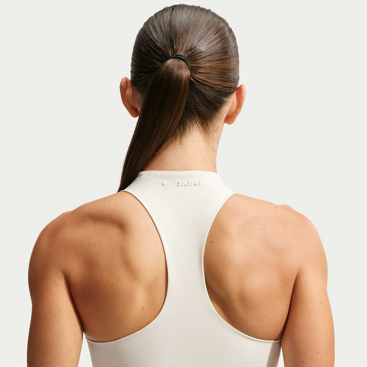 Женские топы Nike NikeSKIMS Matte Women's Mock-Neck Racerback Tank Top — фото 2