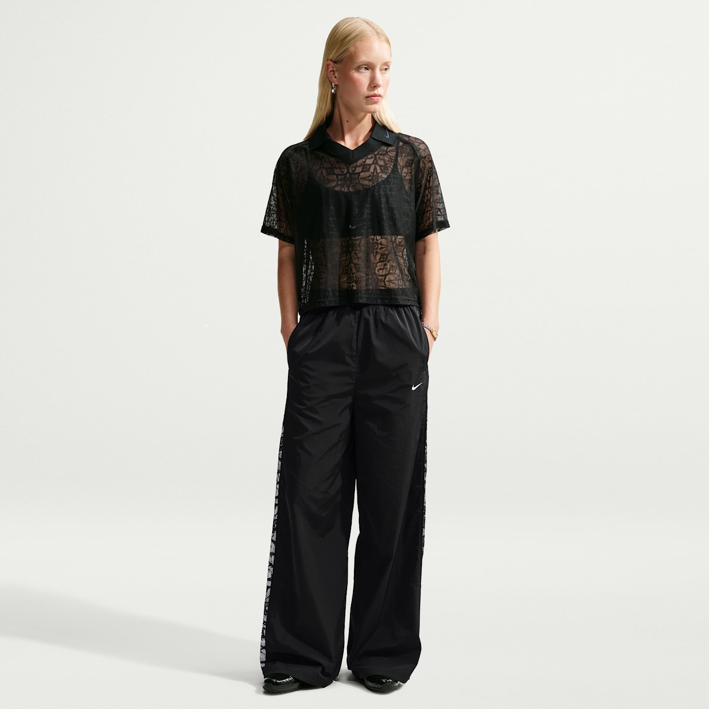 Женские брюки Nike Sportswear Women's Loose Mid-Rise Lace Track Pants — фото 1