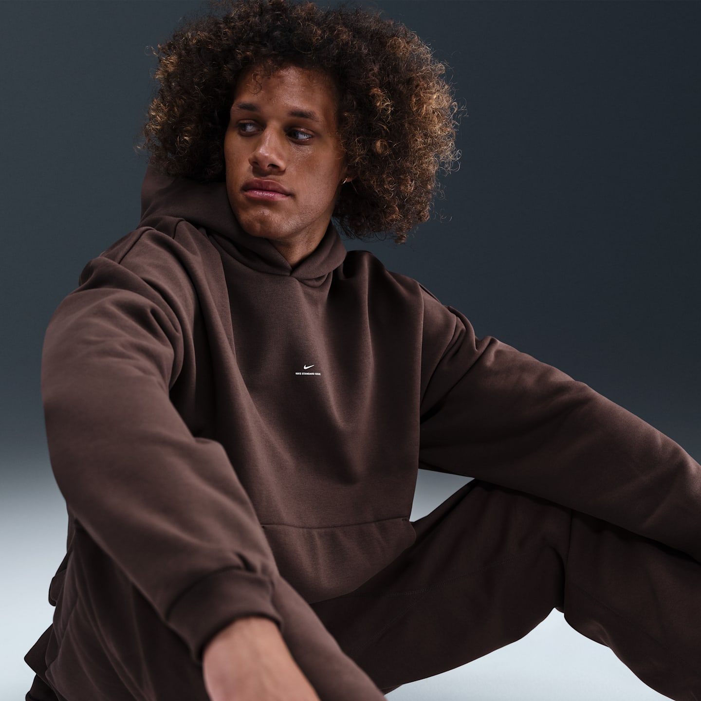 Мужские худи Nike Standard Issue Men's Therma-FIT Brushed Basketball Pullover — фото 3