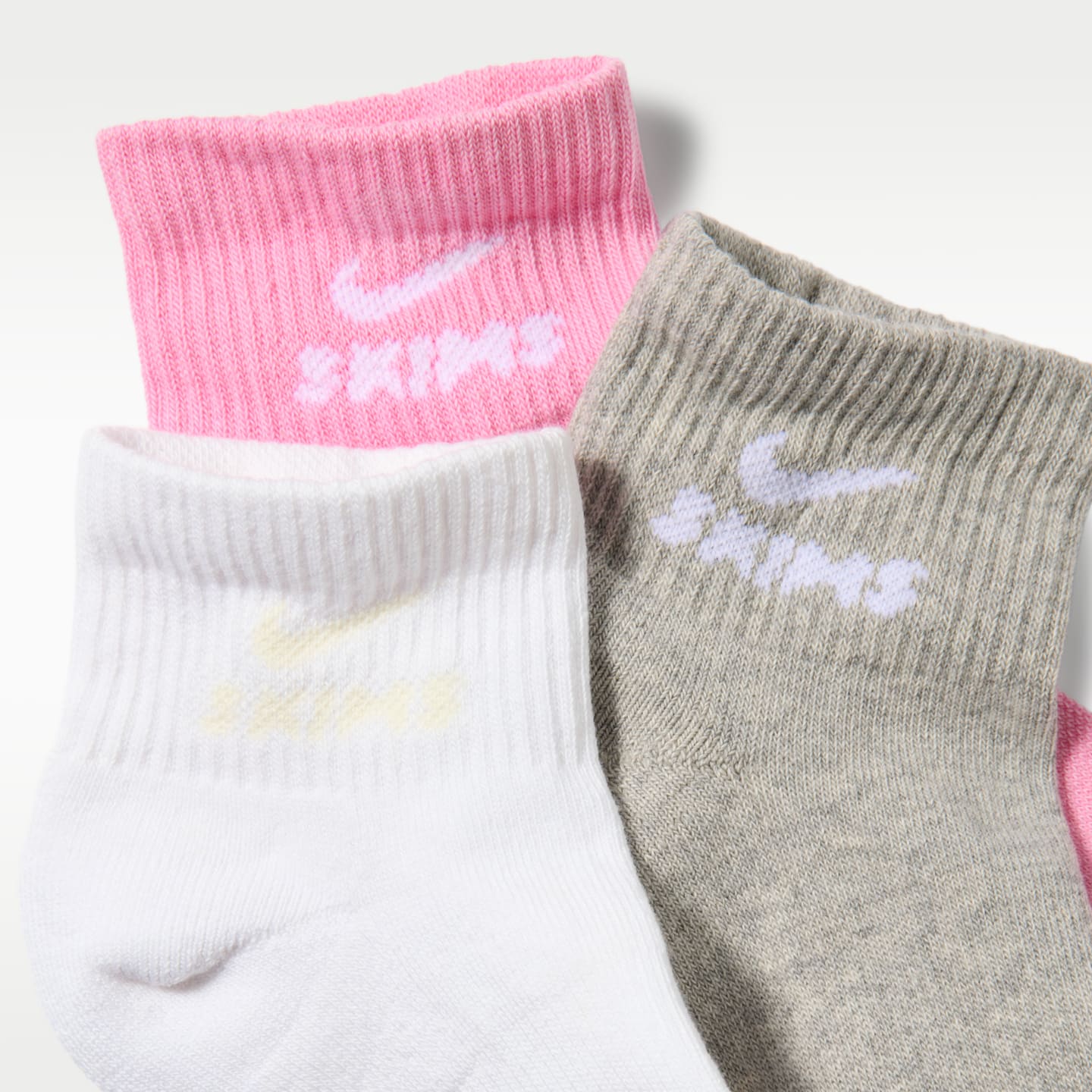 Женские носки Nike NikeSKIMS Dri-FIT Quarter Sock (3 Pairs) — фото 2