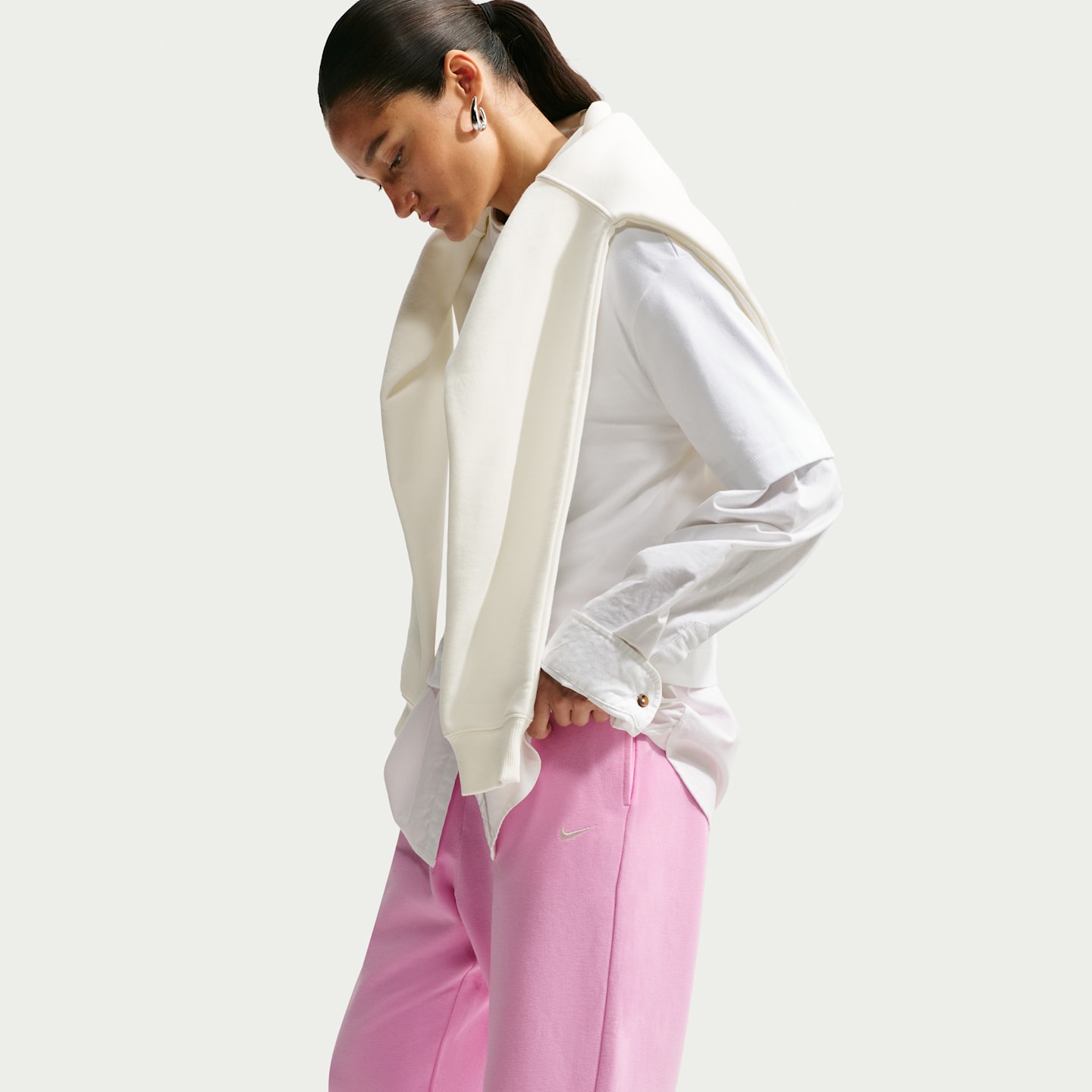 Женские брюки Nike Studio Fleece Lightweight Women's Oversized High-Rise Cuffed Pants — фото 4