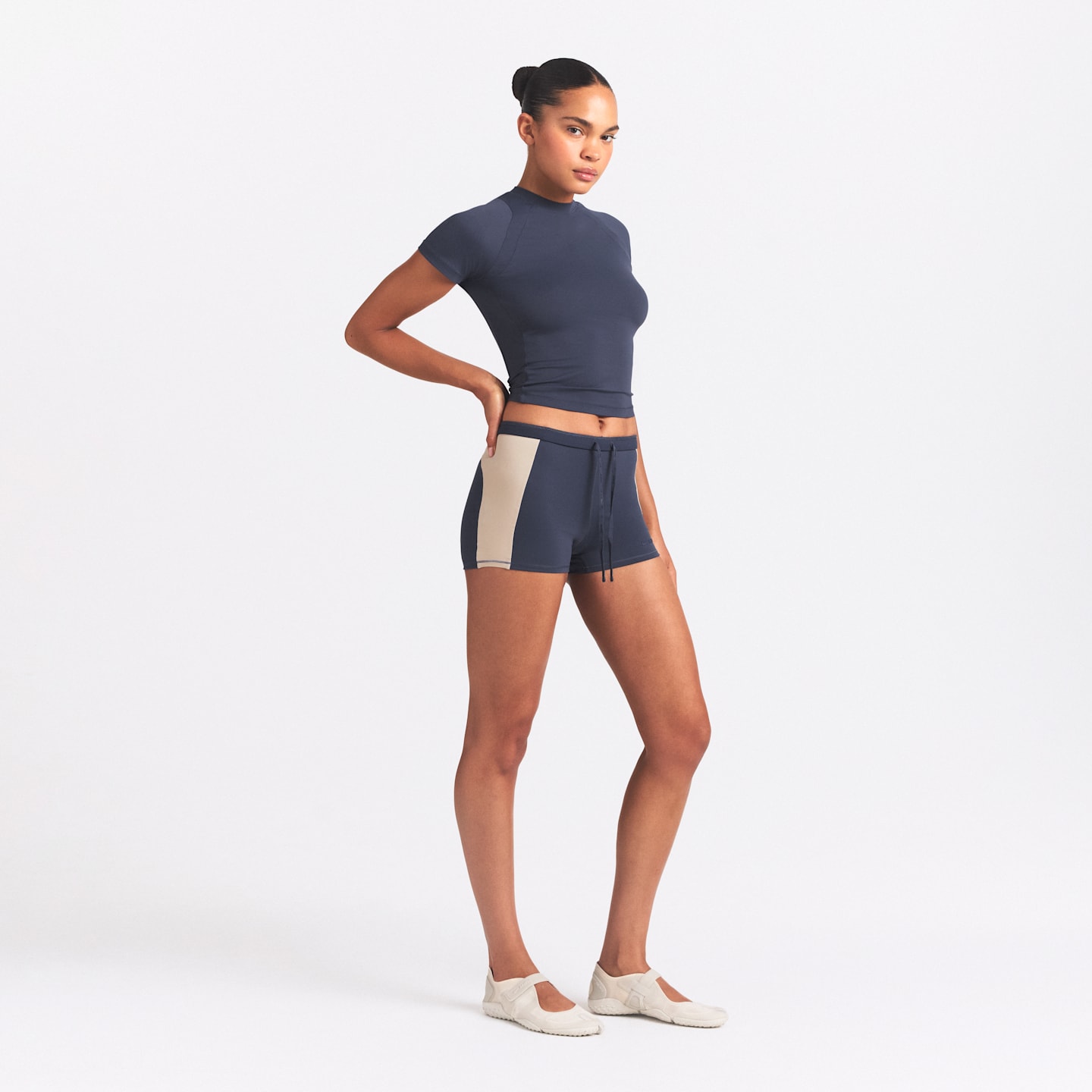 Женские шорты Nike NikeSKIMS Matte Shine Mix Women's 2" Shorts — фото 6