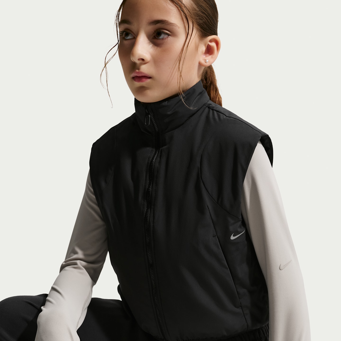 Детские жилеты Nike Mavn Girls' STORM-FIT Vest — фото 3