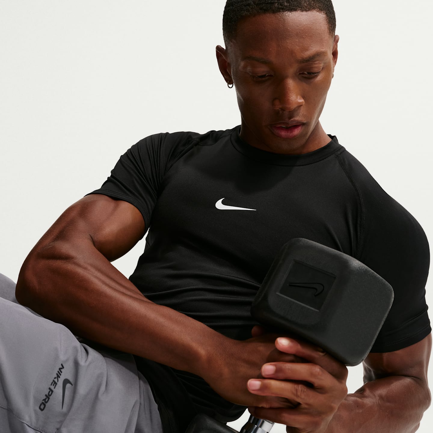 Мужские брюки Nike Pro Men's Dri-FIT Tight Short-Sleeve Fitness Top — фото 3