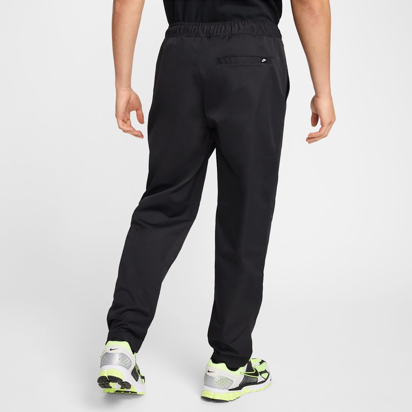 Мужские брюки Nike Club Men's Woven Tapered Pants — фото 2