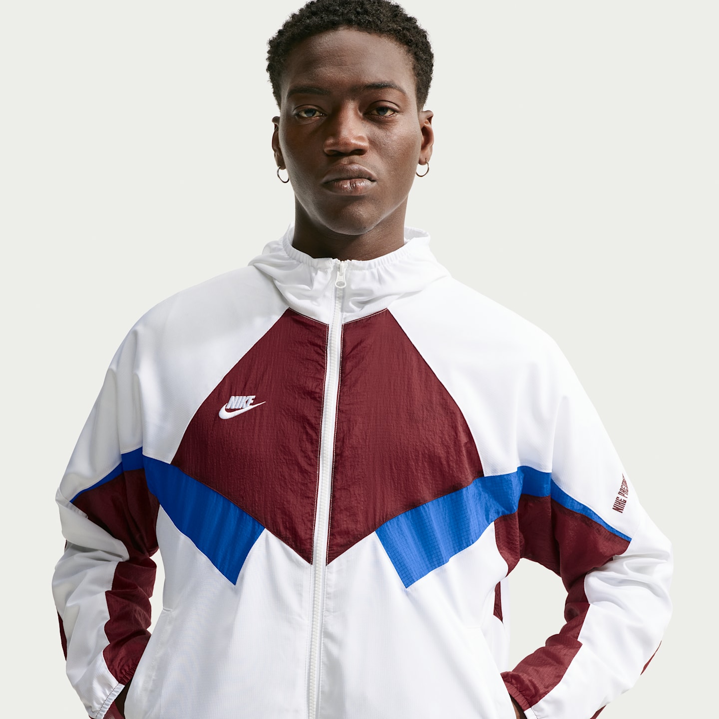 Мужские куртки Nike Premier Repel Men's Soccer Hooded Woven Track Jacket — фото 1