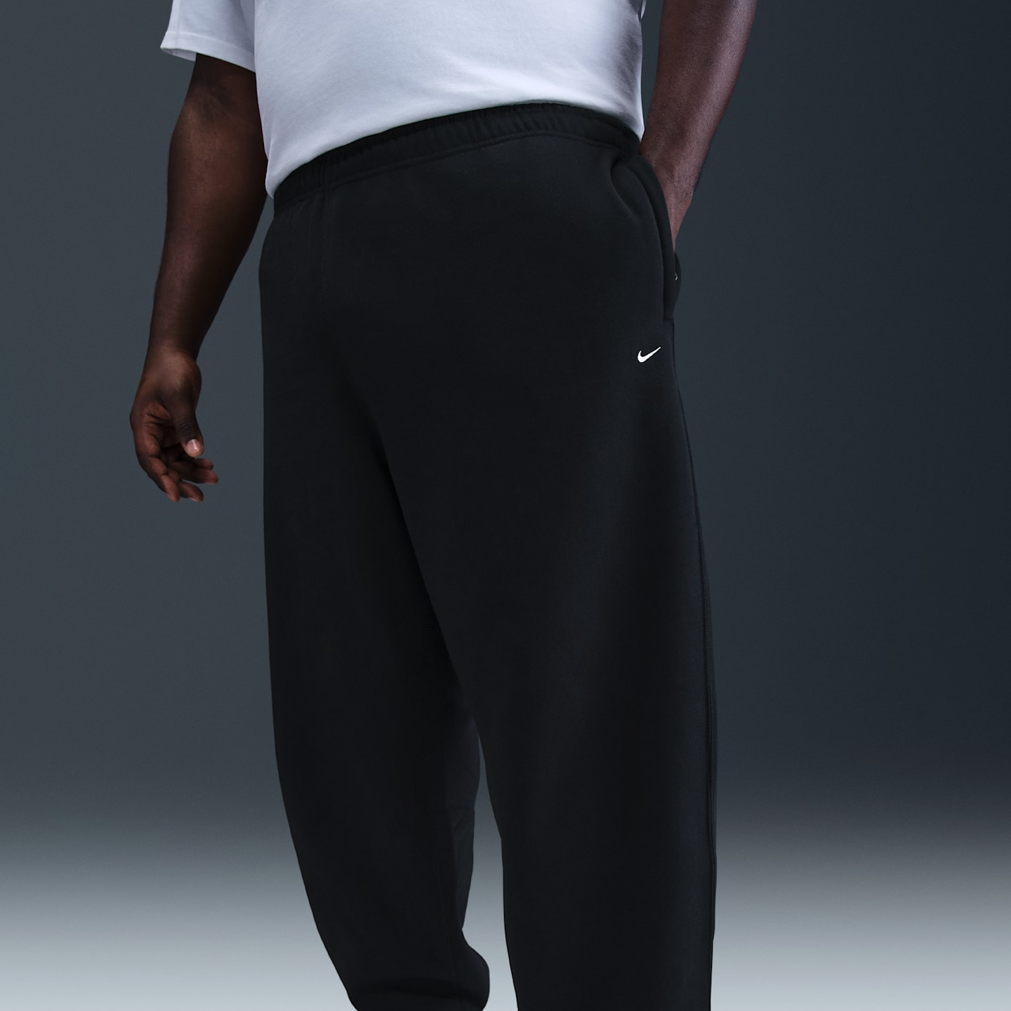 Мужские брюки Nike Solo Swoosh Men's Cuffed Fleece Pants — фото 7