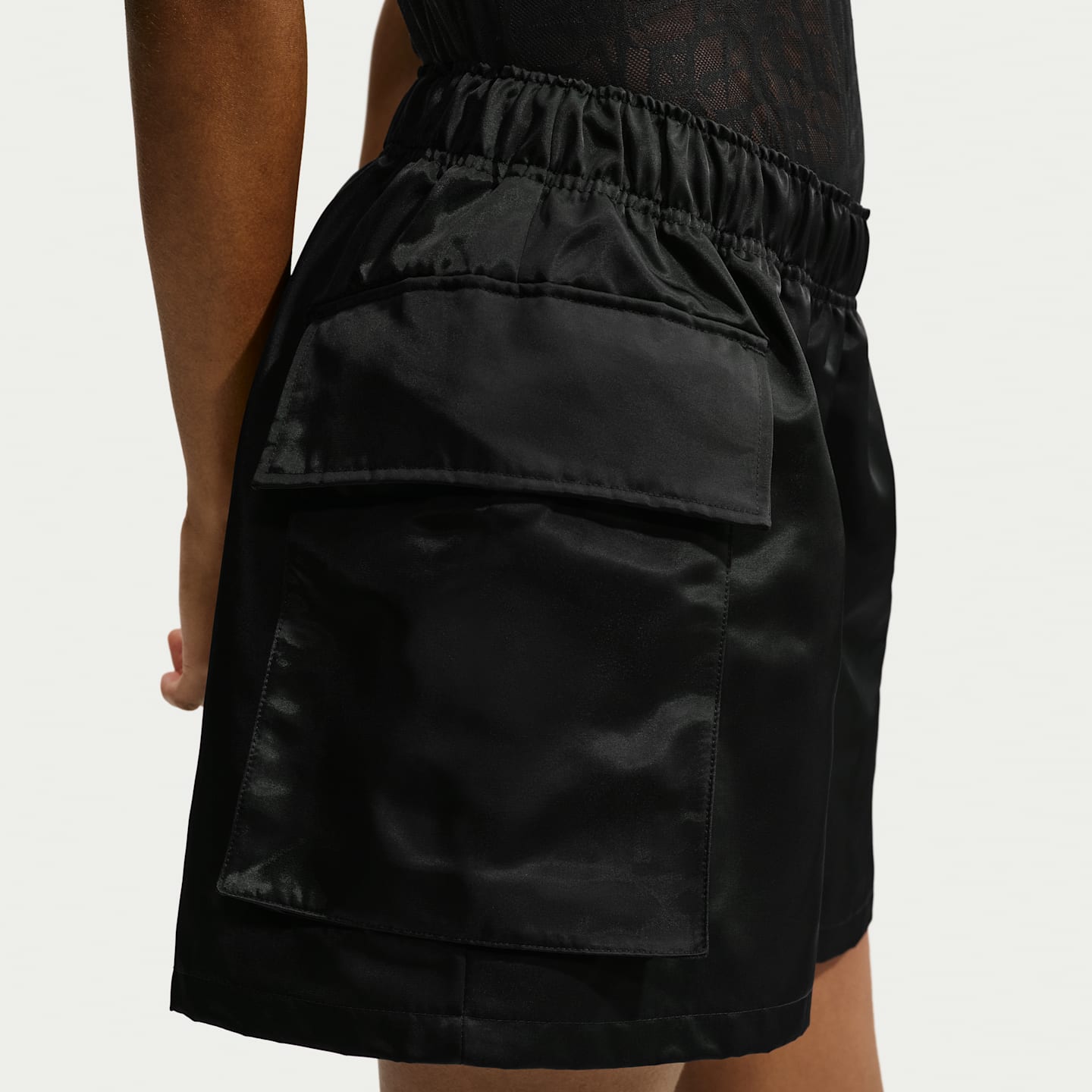 Женские шорты Nike Sportswear Women's Loose Mid-Rise Satin Cargo Shorts — фото 3