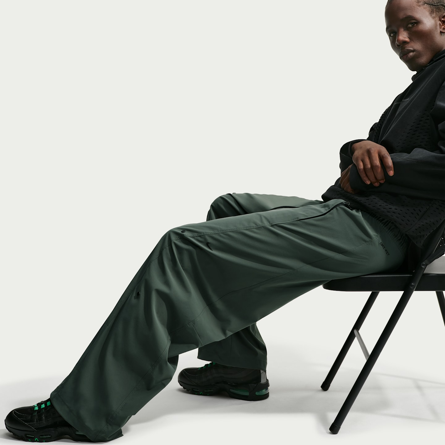 Мужские брюки Nike Tech Helios Men's Dri-FIT Pants — фото 4