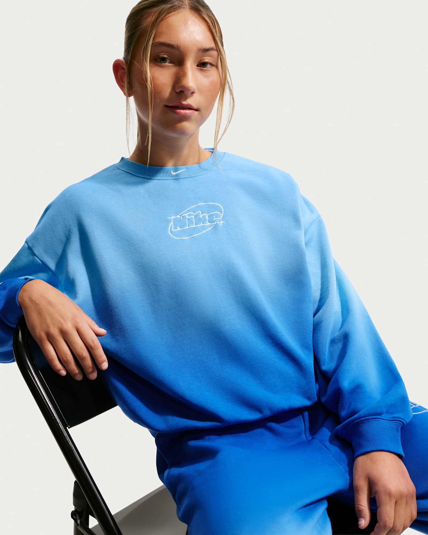 Детские кроссовки Nike Studio Fleece Lightweight Big Kids' (Girls') Oversized Graphic Crew — фото 6