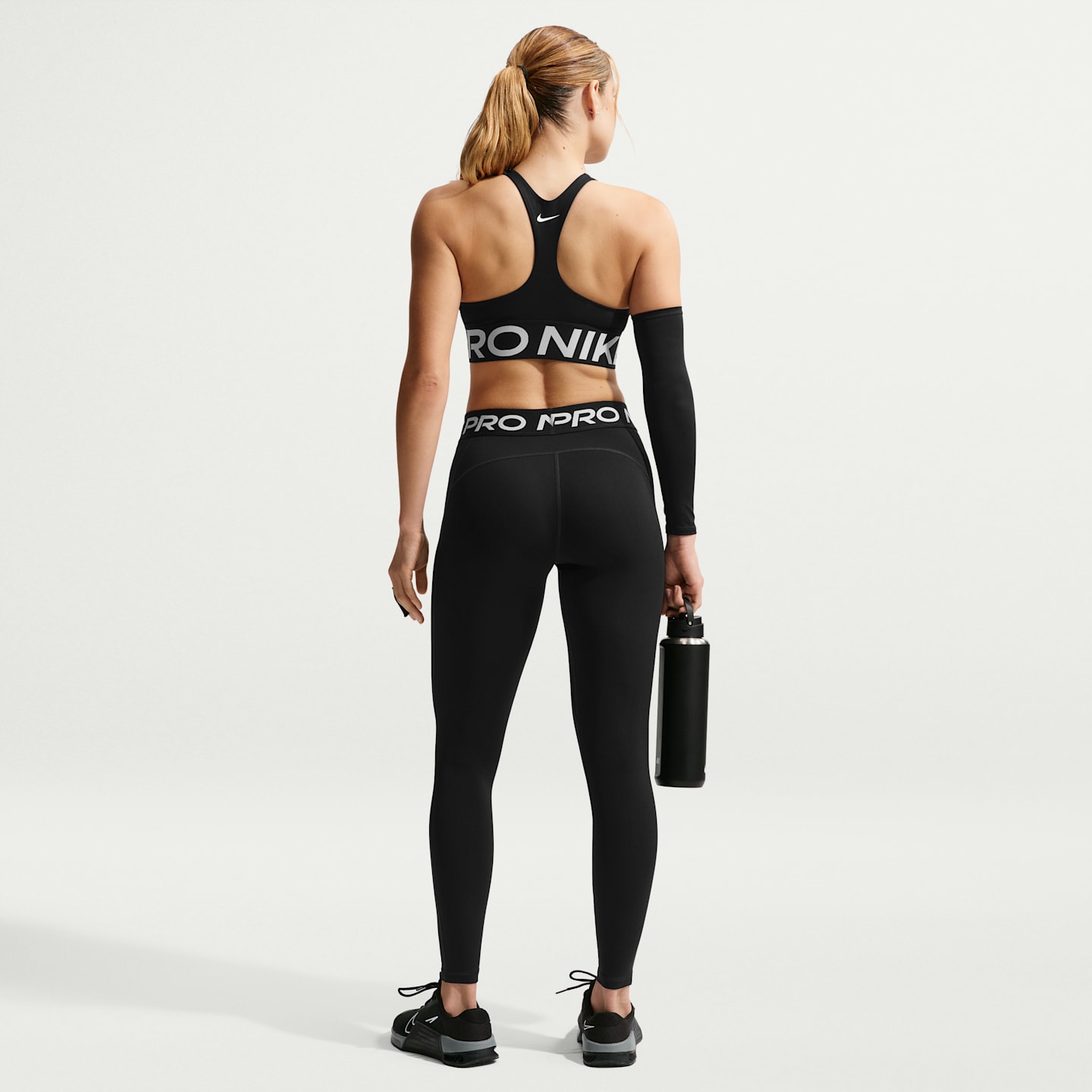 Женские леггинсы Nike Pro Women's Mid-Rise Full-Length Leggings — фото 5