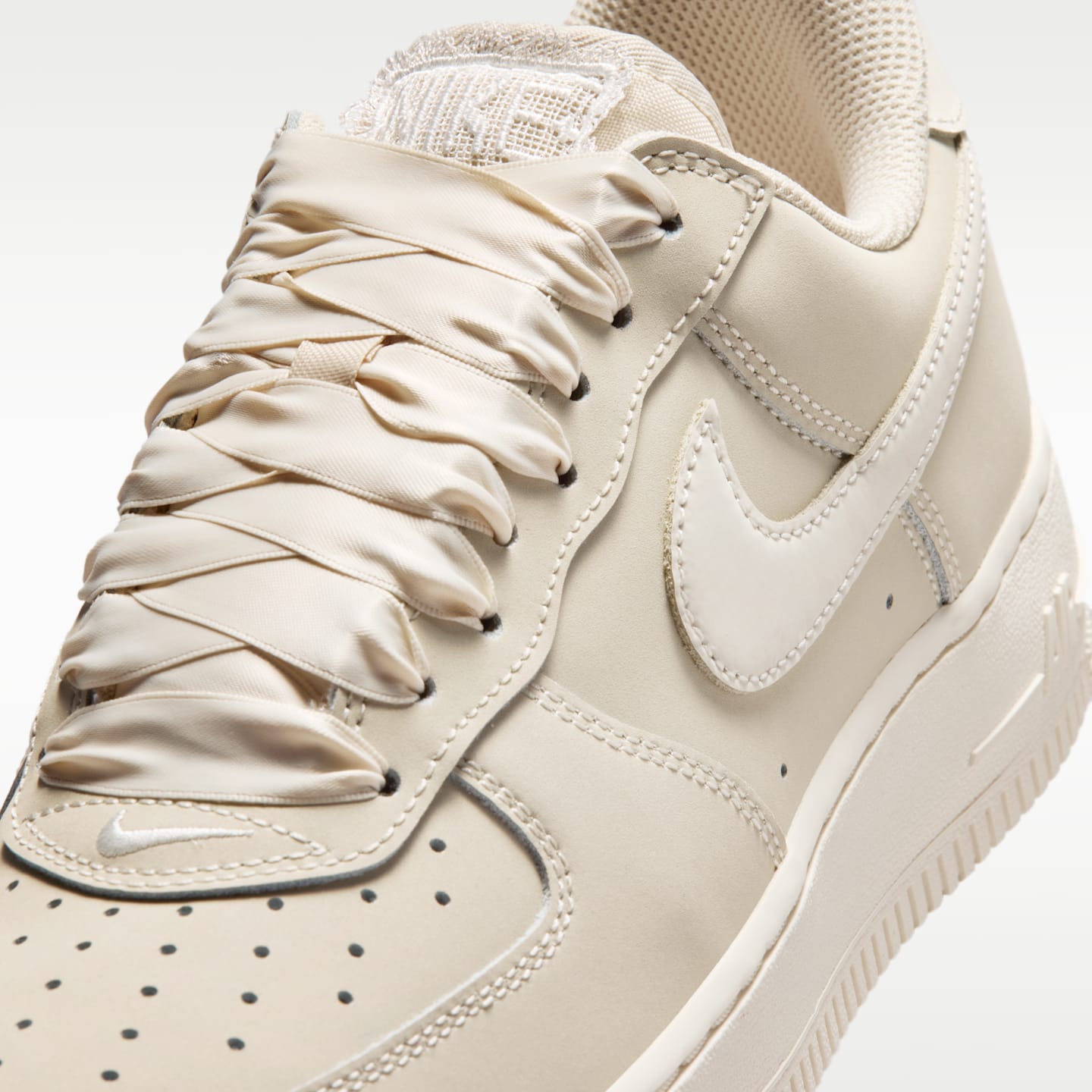 Женские кроссовки Nike Air Force 1 Retro Premium — фото 7