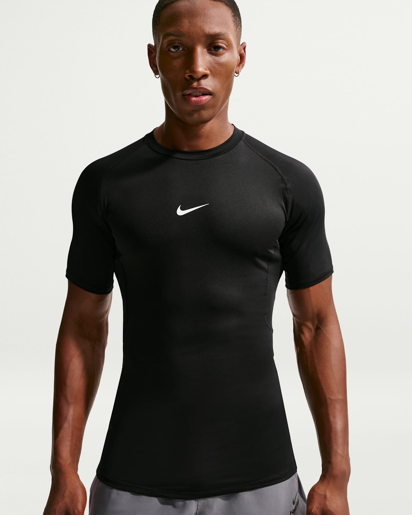 Мужские брюки Nike Pro Men's Dri-FIT Tight Short-Sleeve Fitness Top — фото 6