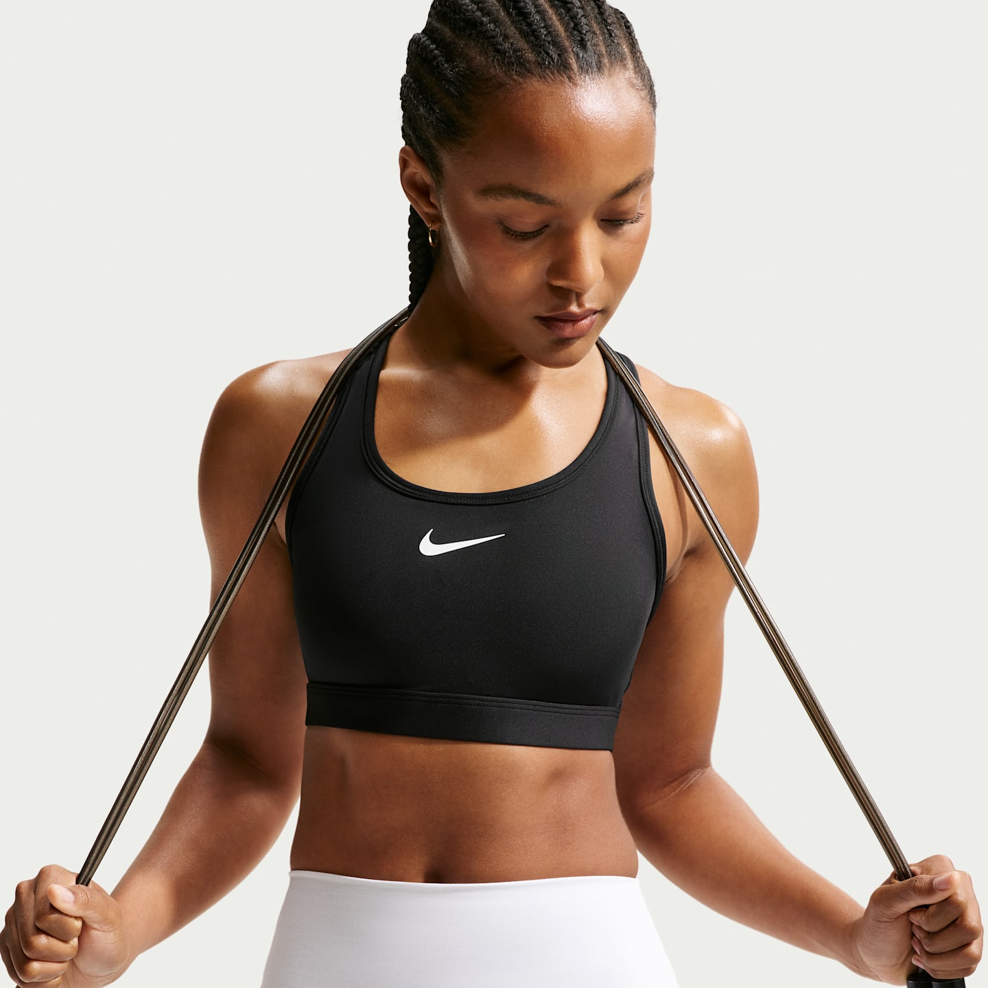 Спортивное бра Swoosh, уплотнённая чашка, средняя поддержка — Nike — фото 1