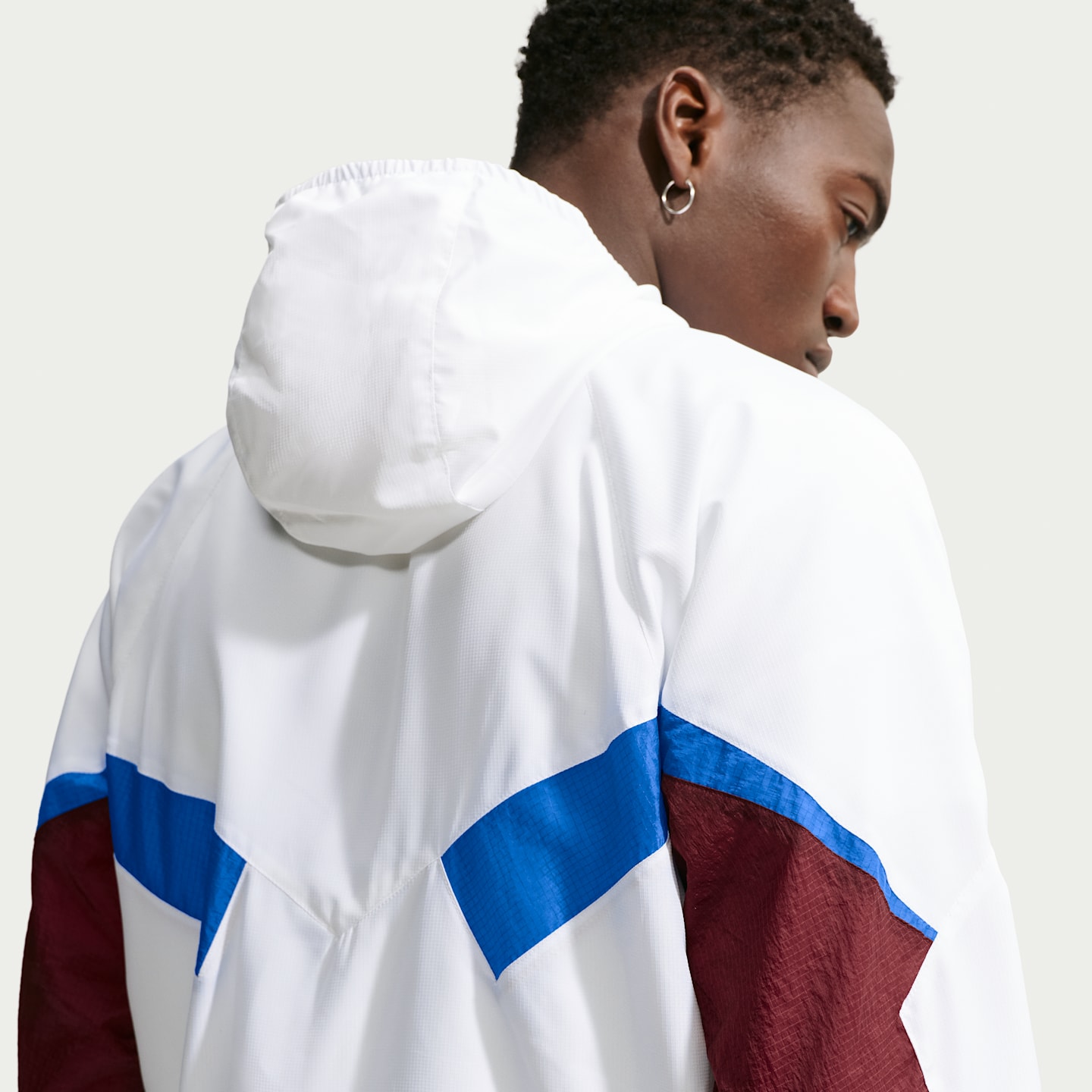 Мужские куртки Nike Premier Repel Men's Soccer Hooded Woven Track Jacket — фото 2