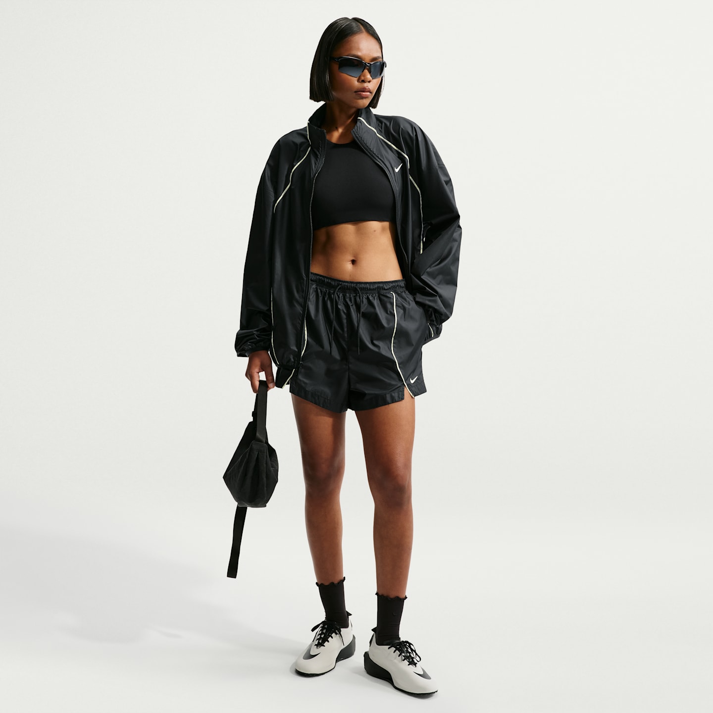 Женские шорты Nike Sportswear Women's Loose Mid-Rise Repel Woven Shorts — фото 1