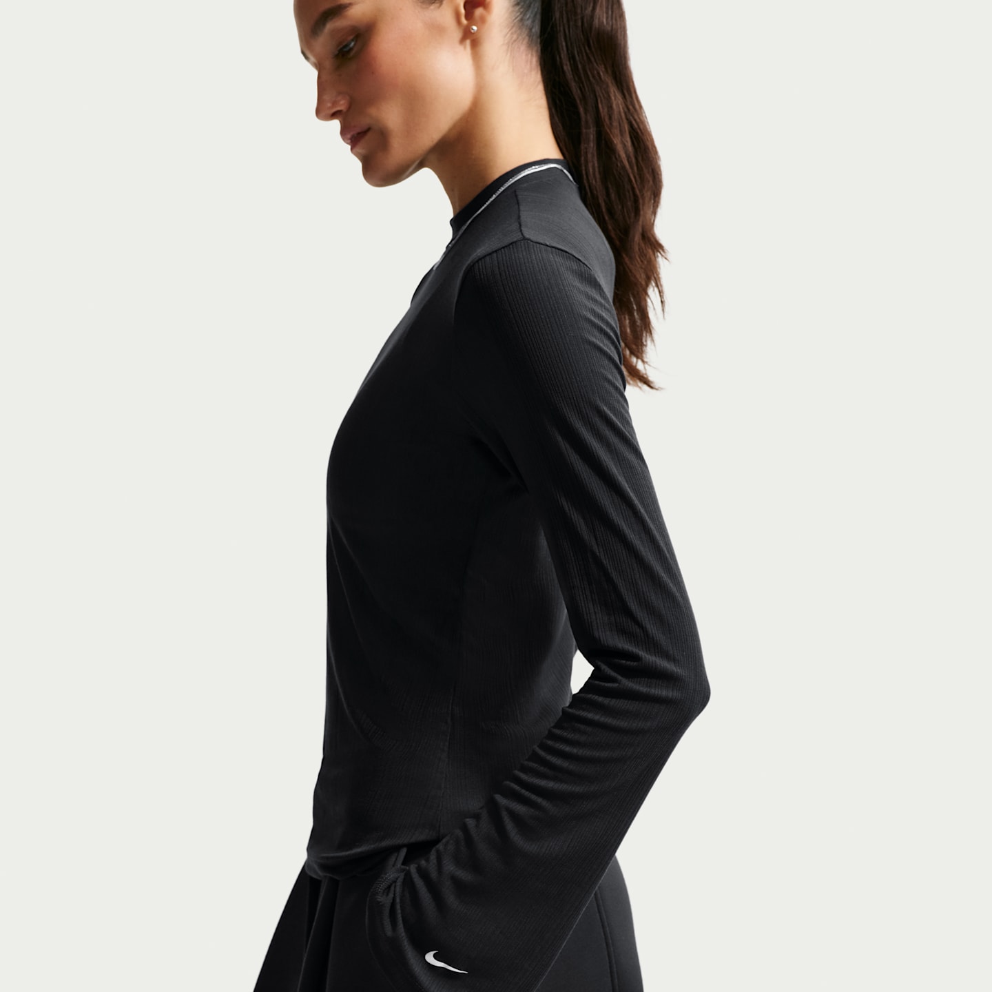 Женские брюки Nike Sportswear Women's Tight Long-Sleeve Top — фото 3